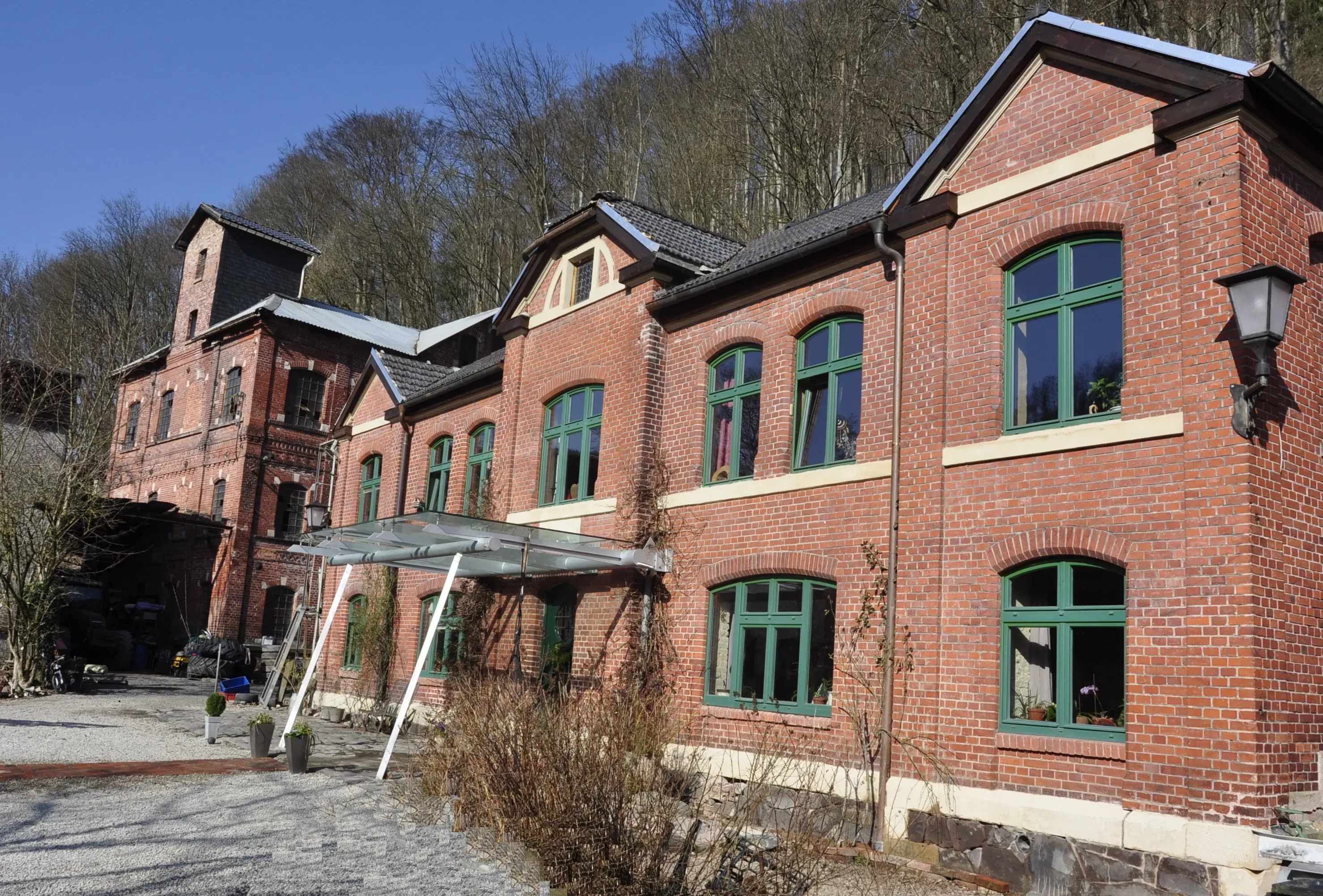 Villa op 1.8 ha perceel, tuin, bos, sauna, bron + bedrijf in Sonneberg - Duitsland
