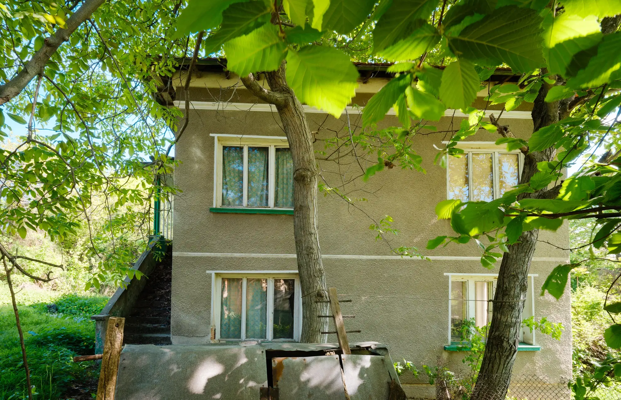 Huis met 2 verdiepingen, 2.000 m2 grond en bijgebouwen in Perilovets - Bulgarije