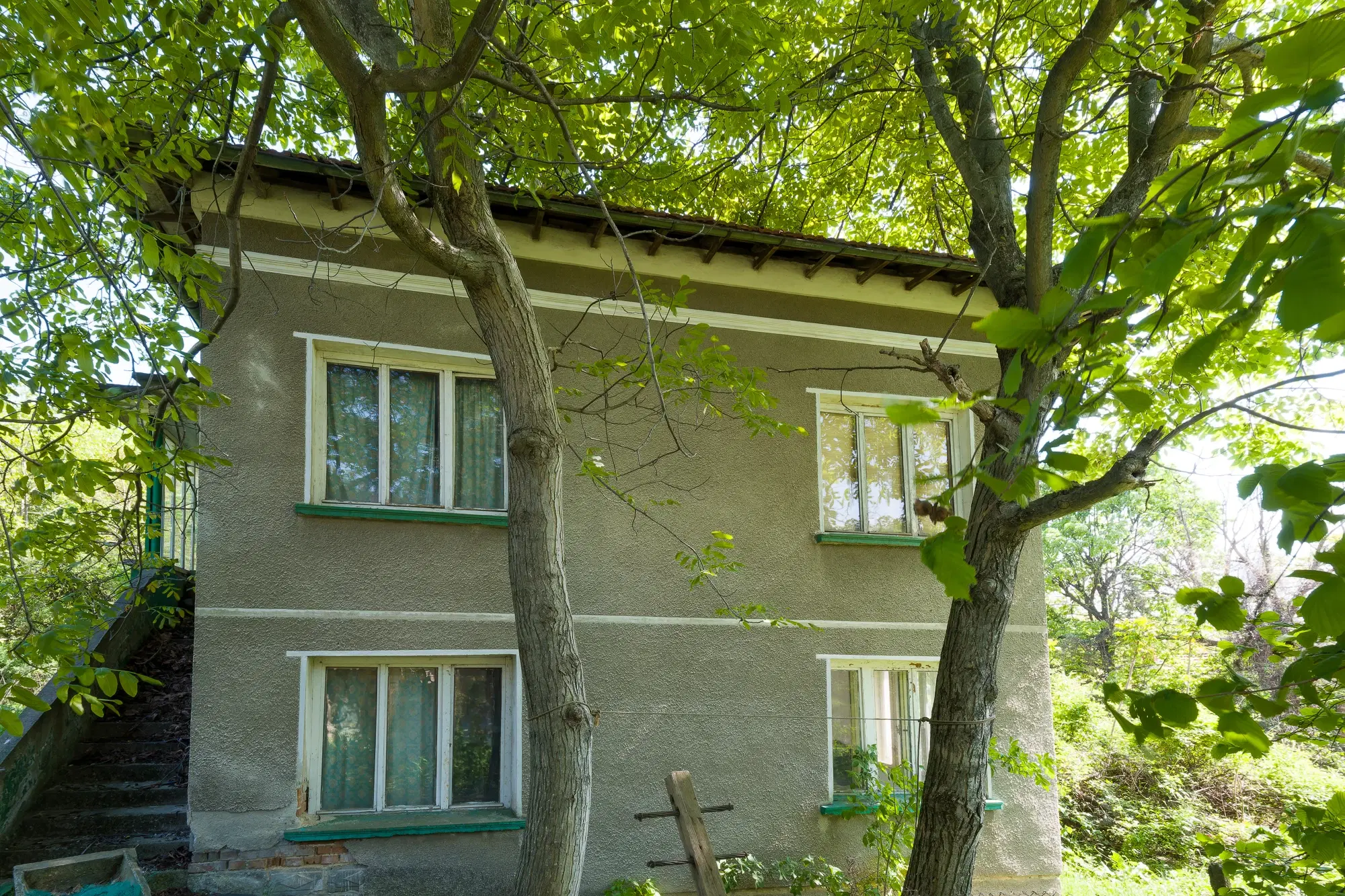 Huis met 2 verdiepingen, 2.000 m2 grond en bijgebouwen in Perilovets - Bulgarije