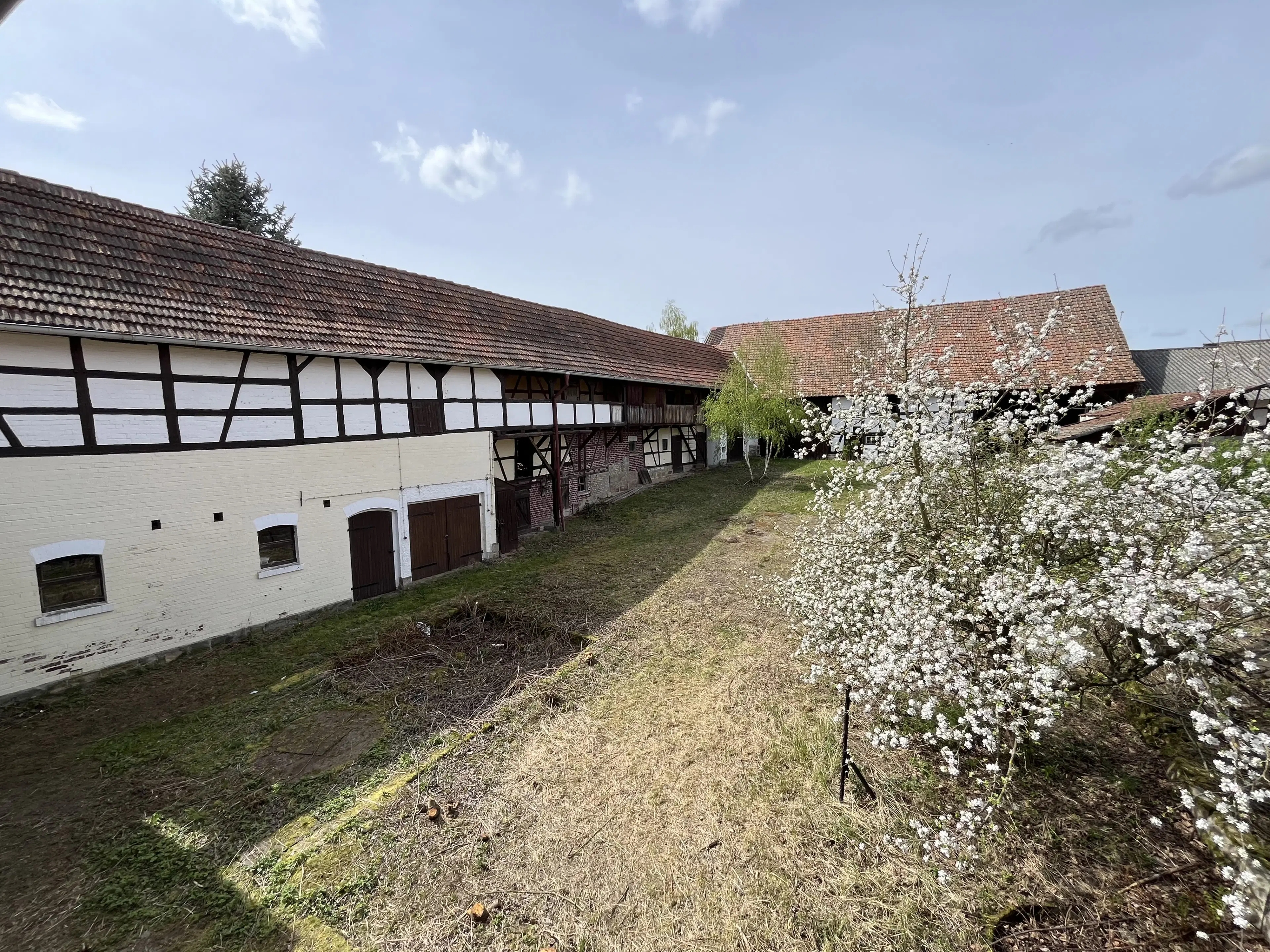 Driezijdig gebouw met binnenhof en commerciële mogelheden in Arnstadt - Duitsland