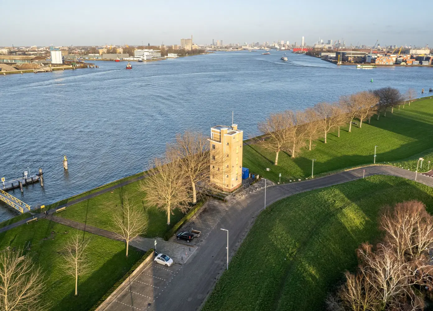 Unieke torenvilla aan de Nieuwe Maas, Pernis
