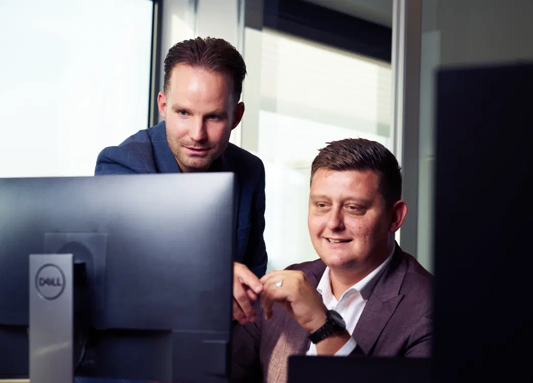 Mannen geven telefonische ondersteuning