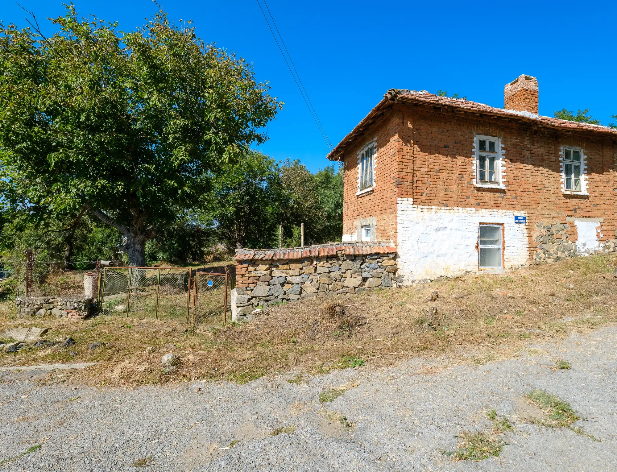 Twee verdiepingen tellend huis met 1.000 m2 grond in Lalkovo, Elhovo - Bulgarije