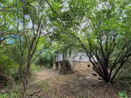 3.948 m2 grond met klassiek huis en bijgebouw in Izvor Mahala (Vidin) - Bulgarije