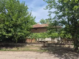 Hoofdgebouw, bijgebouwen en 1.190 m2 land in Tsar Shishmanovo - Bulgarije