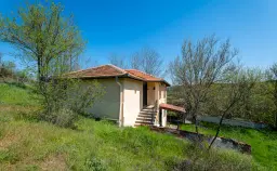 Twee verdiepingen huis, bijgebouwen en 766 m2 grond - Leshnikovo - Bulgarije