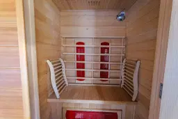 Twee verdiepingen huis, bijgebouwen en 766 m2 grond - Leshnikovo - Bulgarije