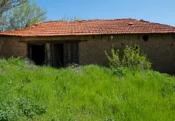 Twee verdiepingen huis, bijgebouwen en 766 m2 grond - Leshnikovo - Bulgarije