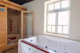 Twee verdiepingen huis, bijgebouwen en 766 m2 grond - Leshnikovo - Bulgarije