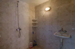 Twee verdiepingen huis, bijgebouwen en 766 m2 grond - Leshnikovo - Bulgarije