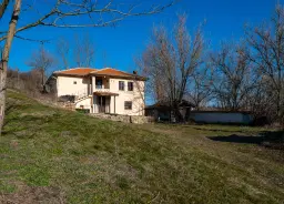 Twee verdiepingen huis, bijgebouwen en 766 m2 grond - Leshnikovo - Bulgarije
