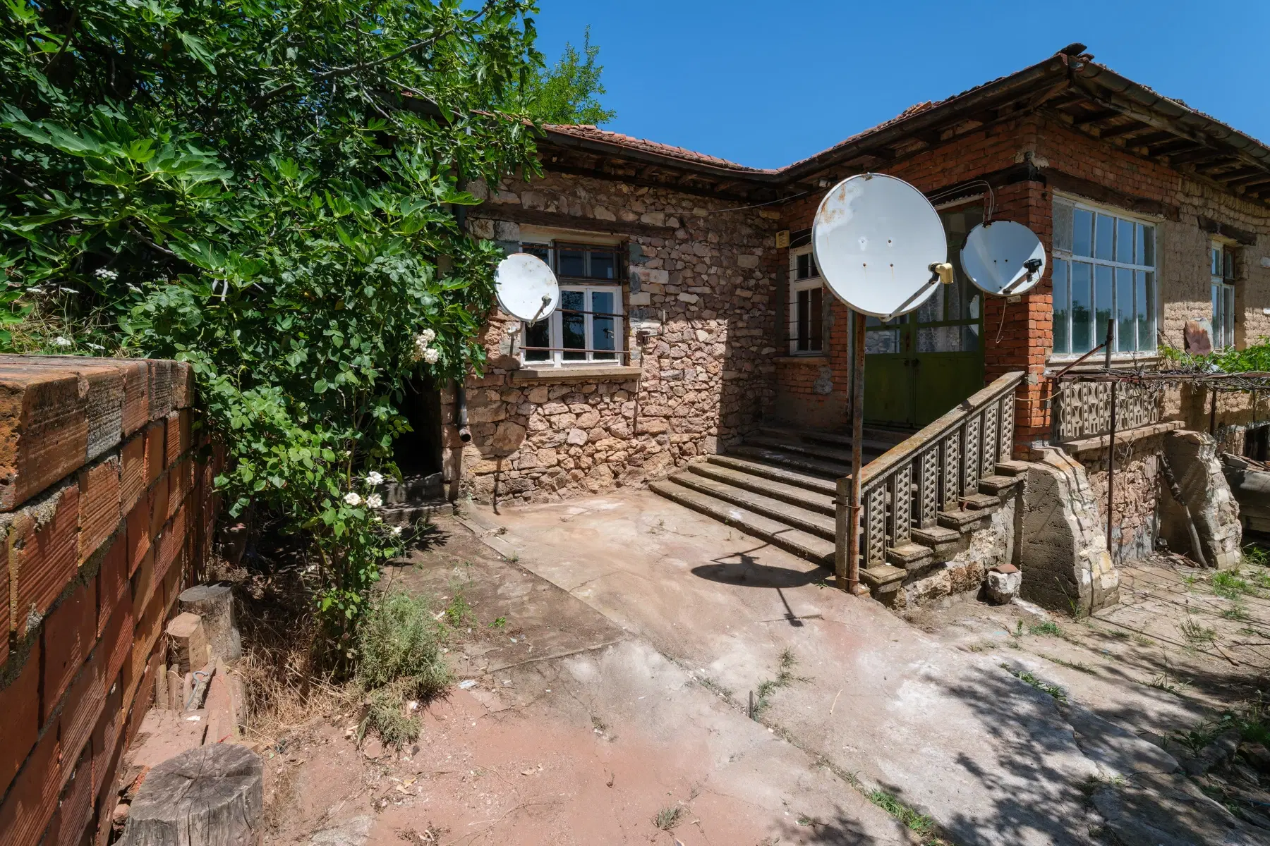 Huis op 2.564 m2 grond in Cherna Mogila - Bulgarije