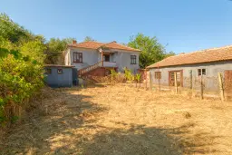 Twéé-onder-één-kap woning, bijgebouwen & 746 m2 grond in Studena Haskovo - Bulgarije