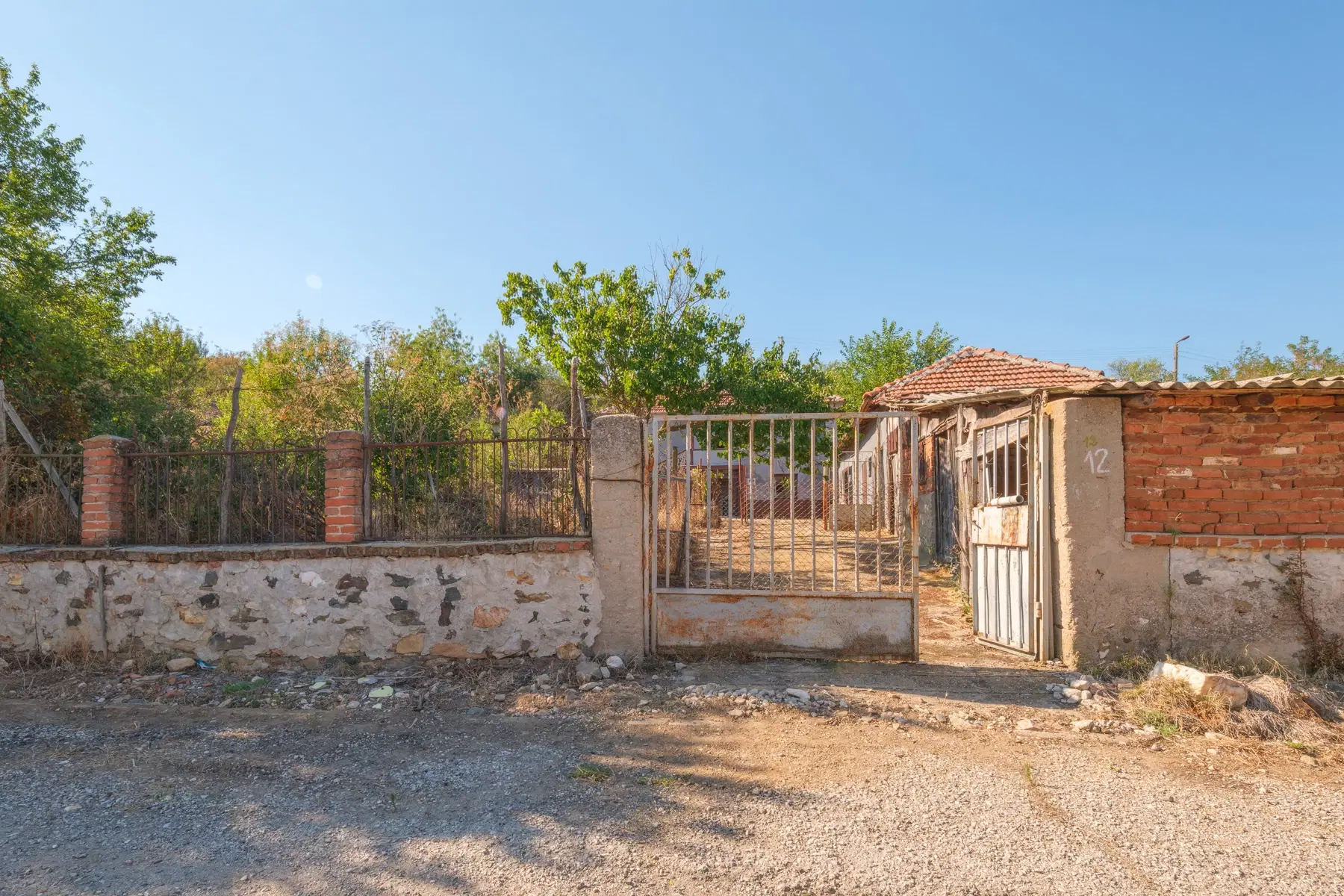 Twéé-onder-één-kap woning, bijgebouwen & 746 m2 grond in Studena Haskovo - Bulgarije