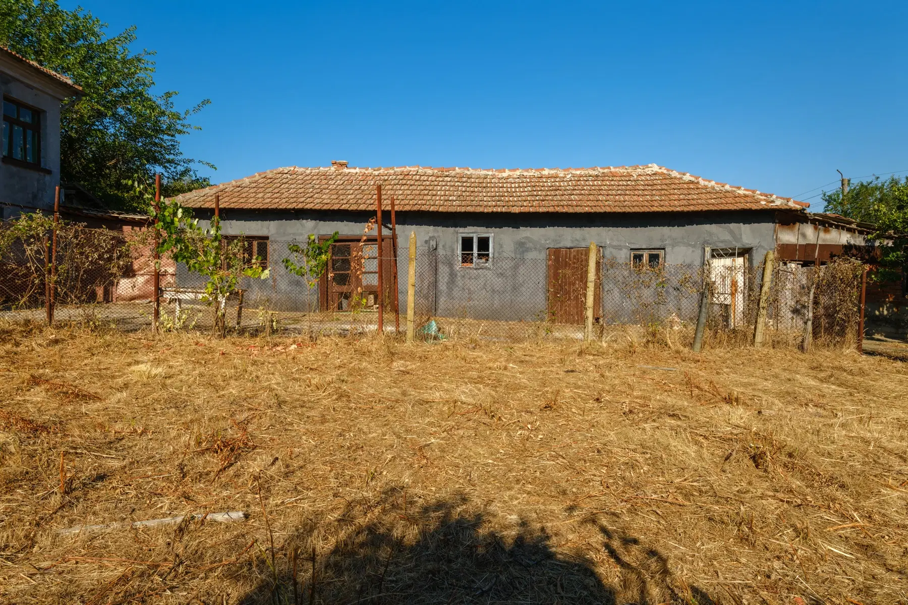 Twéé-onder-één-kap woning, bijgebouwen & 746 m2 grond in Studena Haskovo - Bulgarije