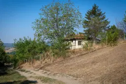 Hoofdhuis, bijgebouw & garage op een perceel van 1.552 m² - Ostrov - Bulgarije