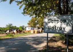 Hoofdhuis, bijgebouw & garage op een perceel van 1.552 m² - Ostrov - Bulgarije