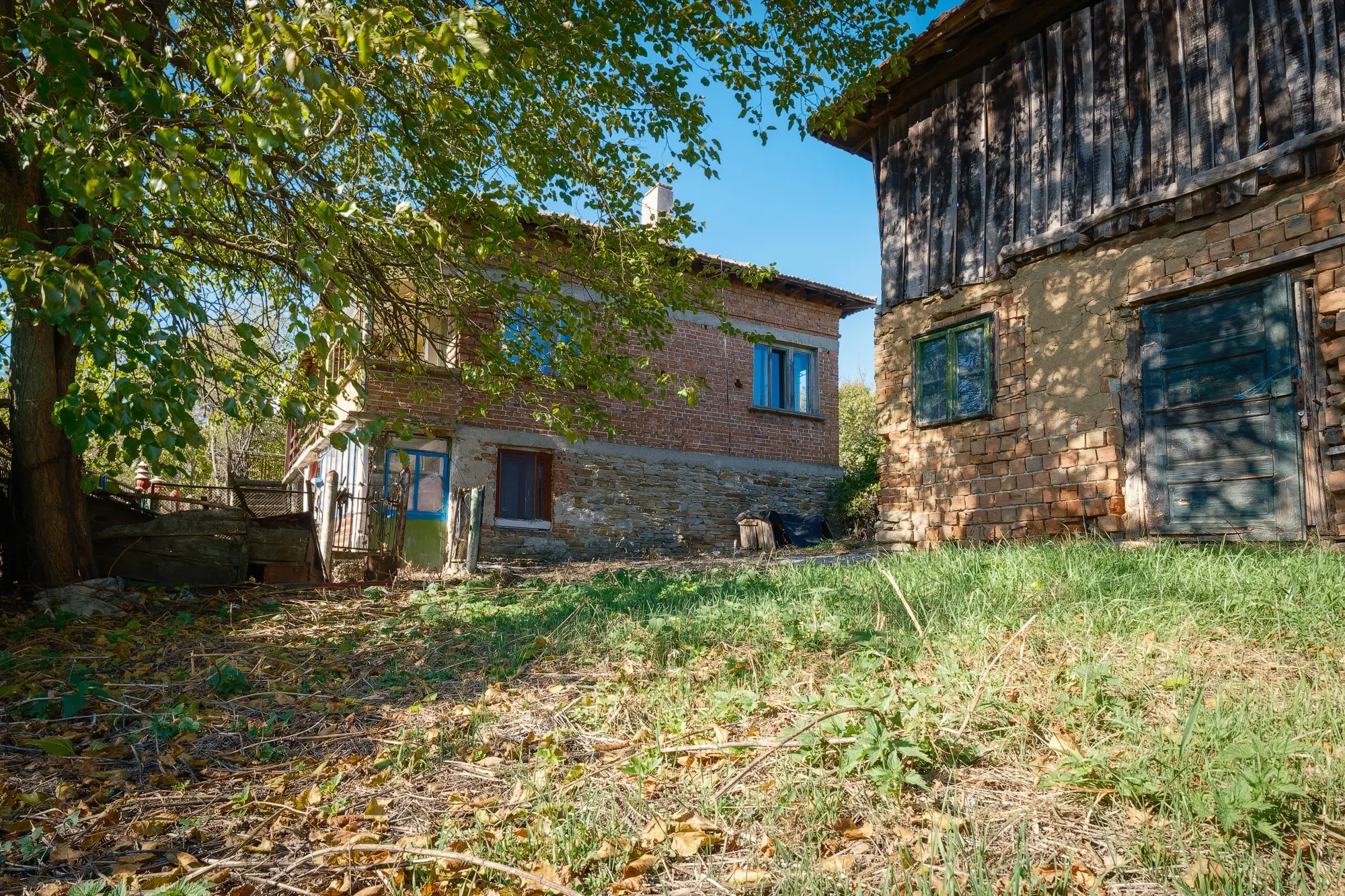 1.835 m² grond met huis en bijgebouw - Izvor Mahala - Bulgarije