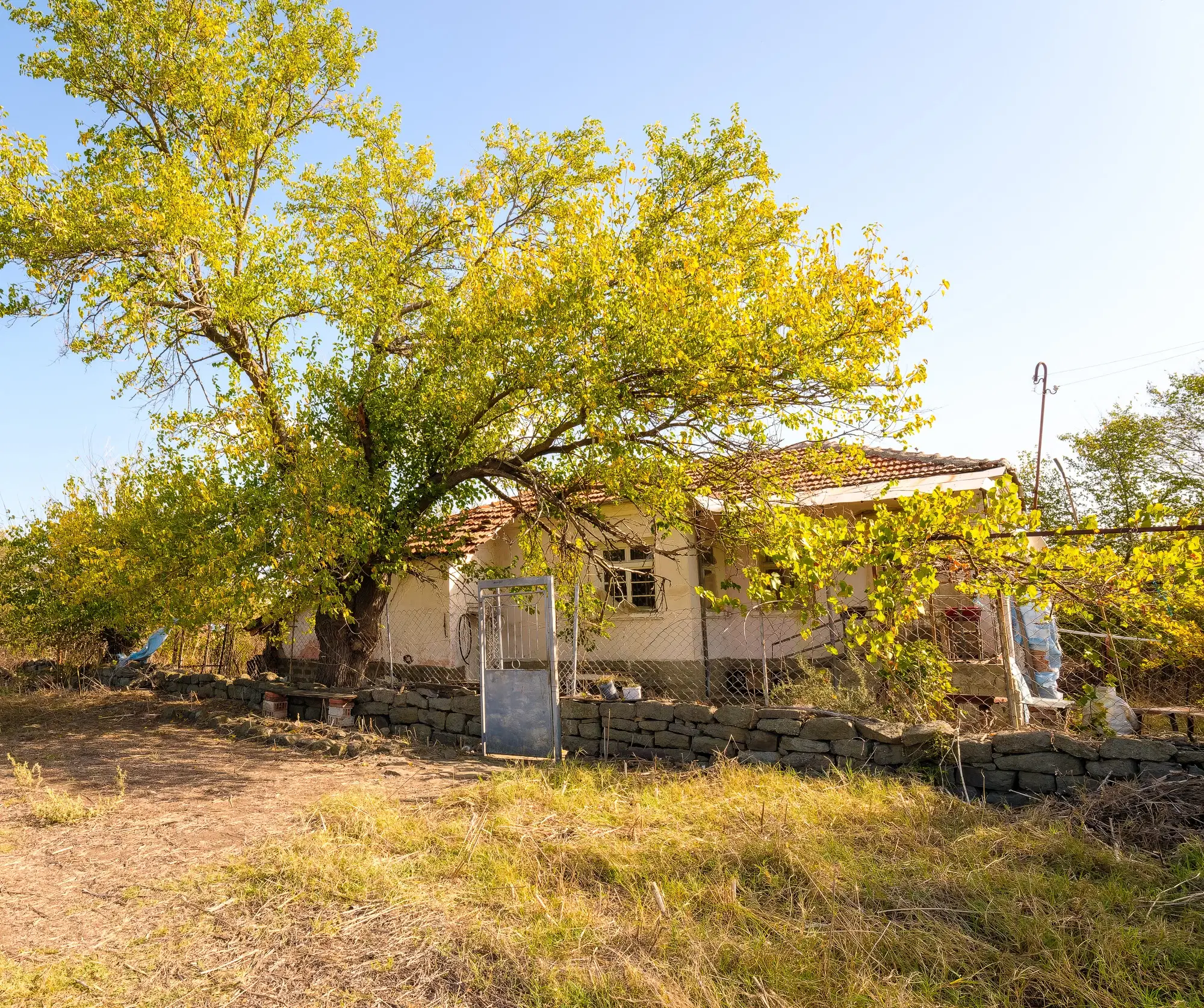 Vrijstaand huis met 1.960 m² grond in Pravdino - Bulgarije
