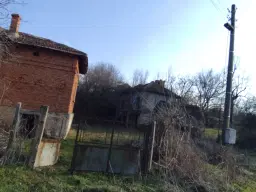Twee huizen + 750 m² grond en bijgebouwen in Kireevo - Bulgarije