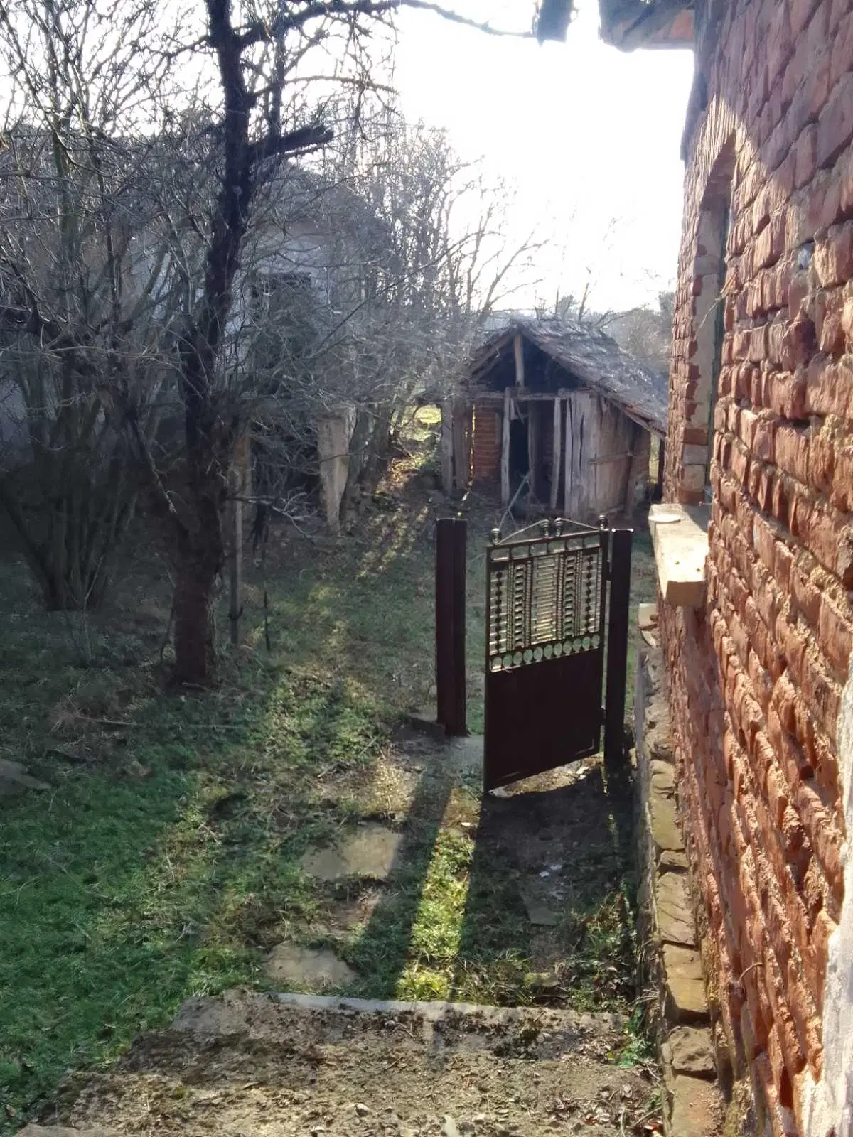 Twee huizen + 750 m² grond en bijgebouwen in Kireevo - Bulgarije