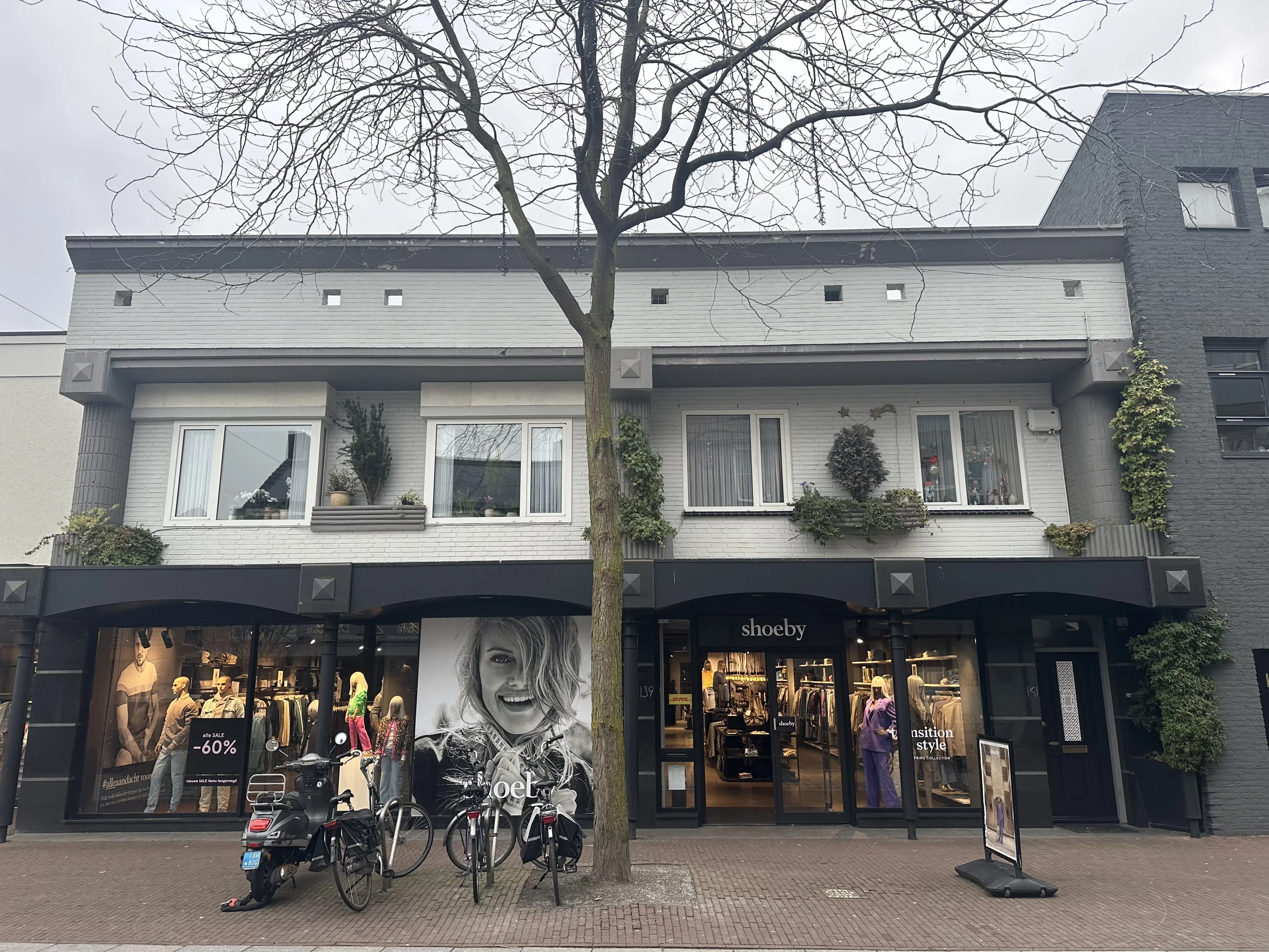 Panningen, Markt 137 139