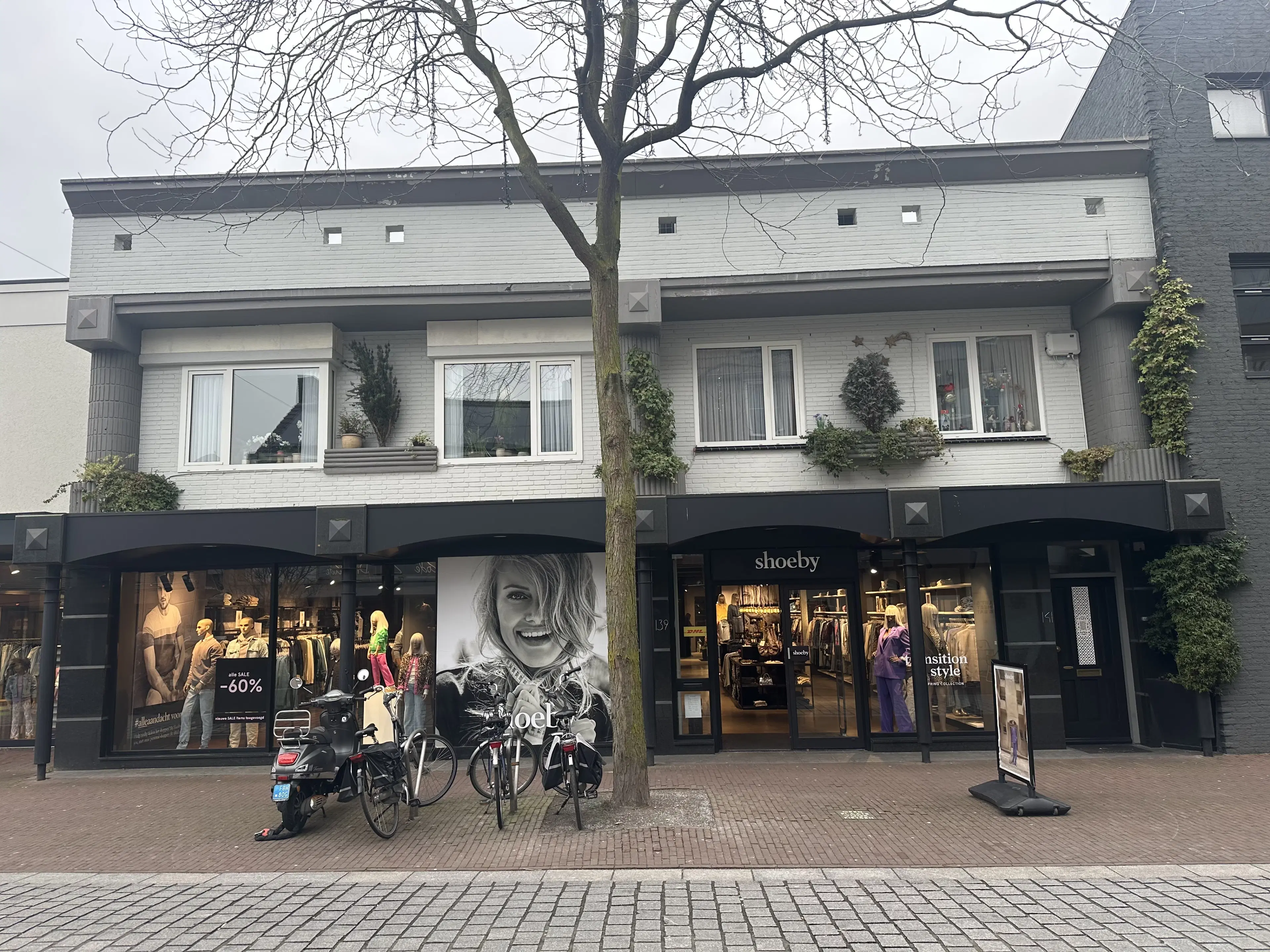 Panningen, Markt 137 139