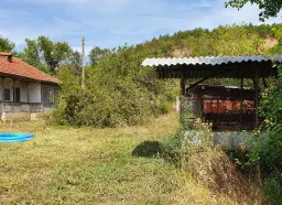 Klassiek Balkanhuis op 2.824 m² bebouwbare grond in Dragomirovo, Veliko Tarnovo - Bulgarije