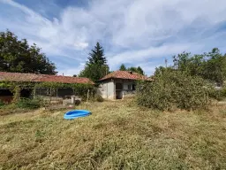 Klassiek Balkanhuis op 2.824 m² bebouwbare grond in Dragomirovo, Veliko Tarnovo - Bulgarije