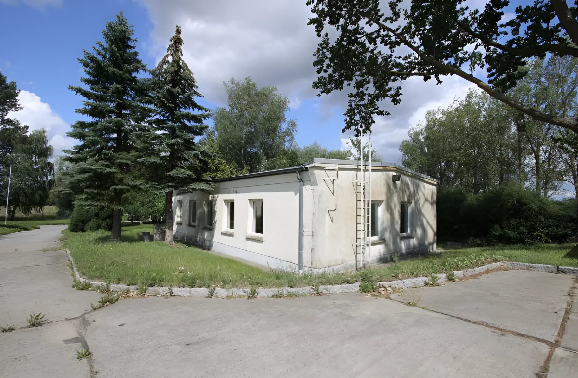 500 m² ondergrondse militaire bunker met gebouwen en richtstraaltoren op totaal perceel van 16.500 m² in Cölpin, Mecklenburg-Vorpommern - Duitsland