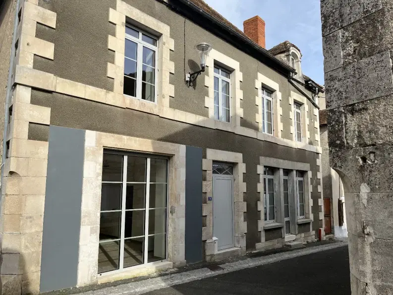 Gerenoveerd herenhuis met 6 slaapkamers / studios in La Trimouille, Frankrijk