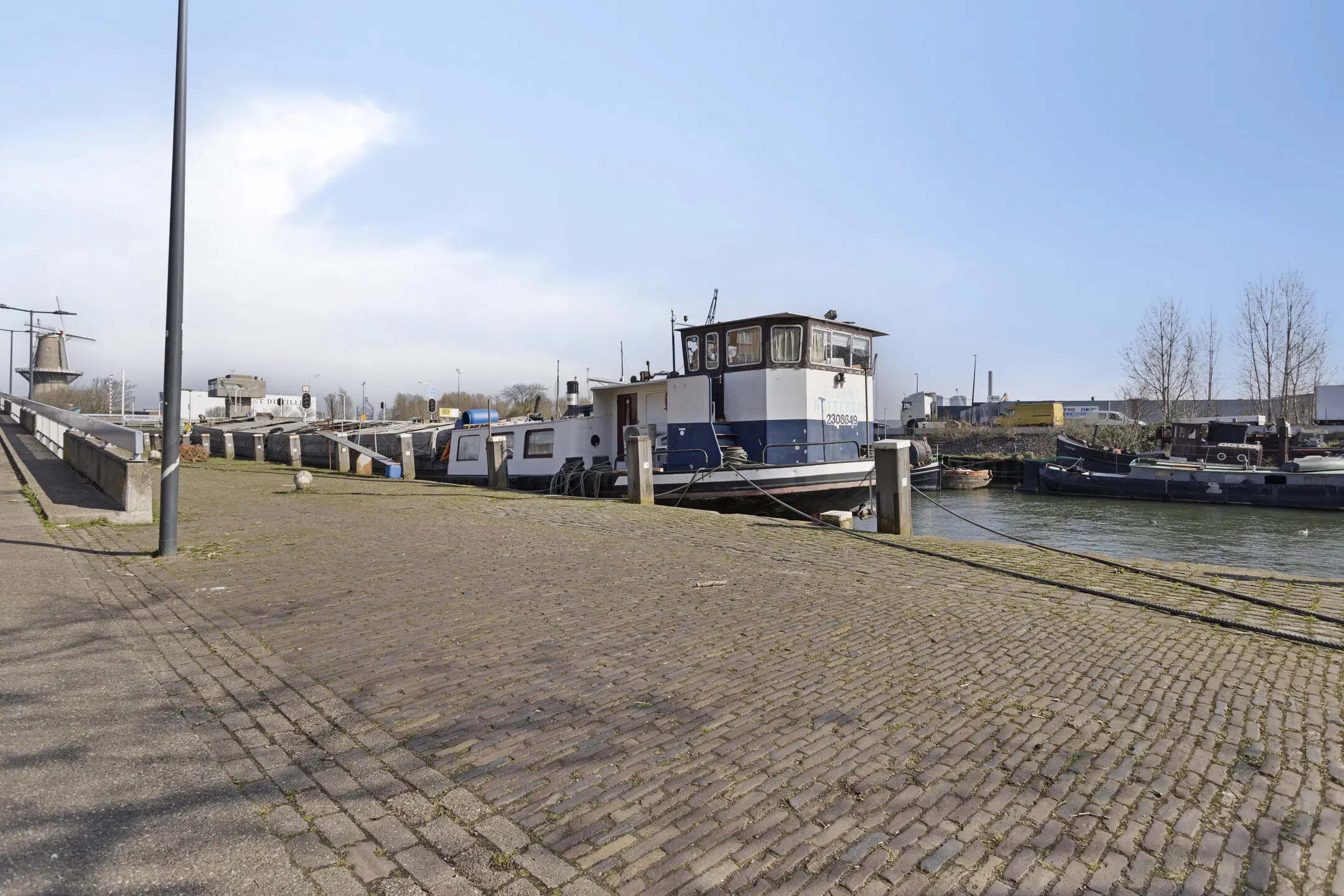 Motorschip 'Gigant' te Schiedam