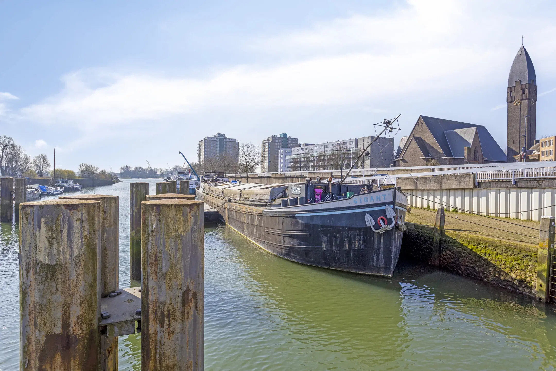 Motorschip 'Gigant' te Schiedam