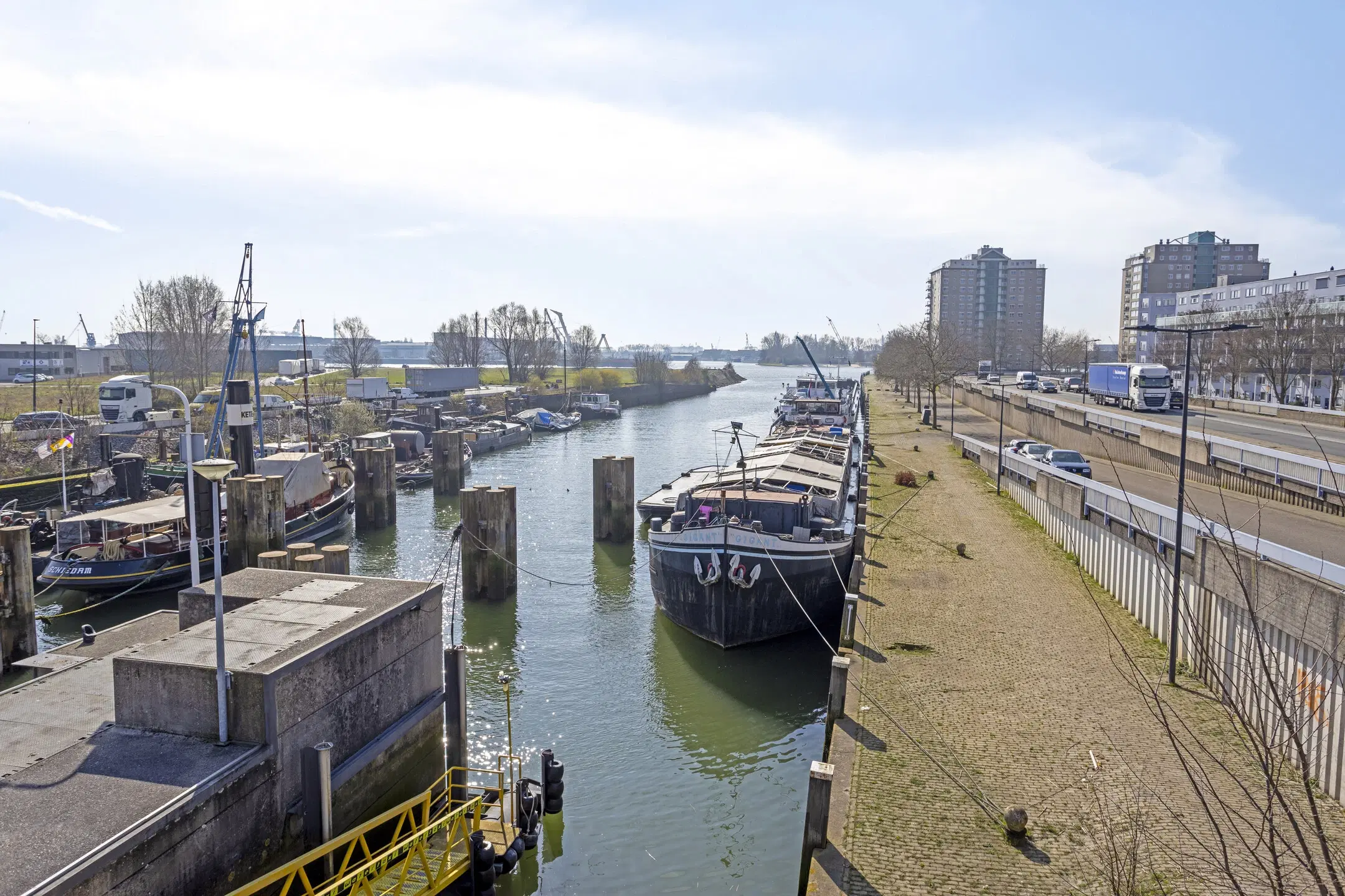 Motorschip 'Gigant' te Schiedam