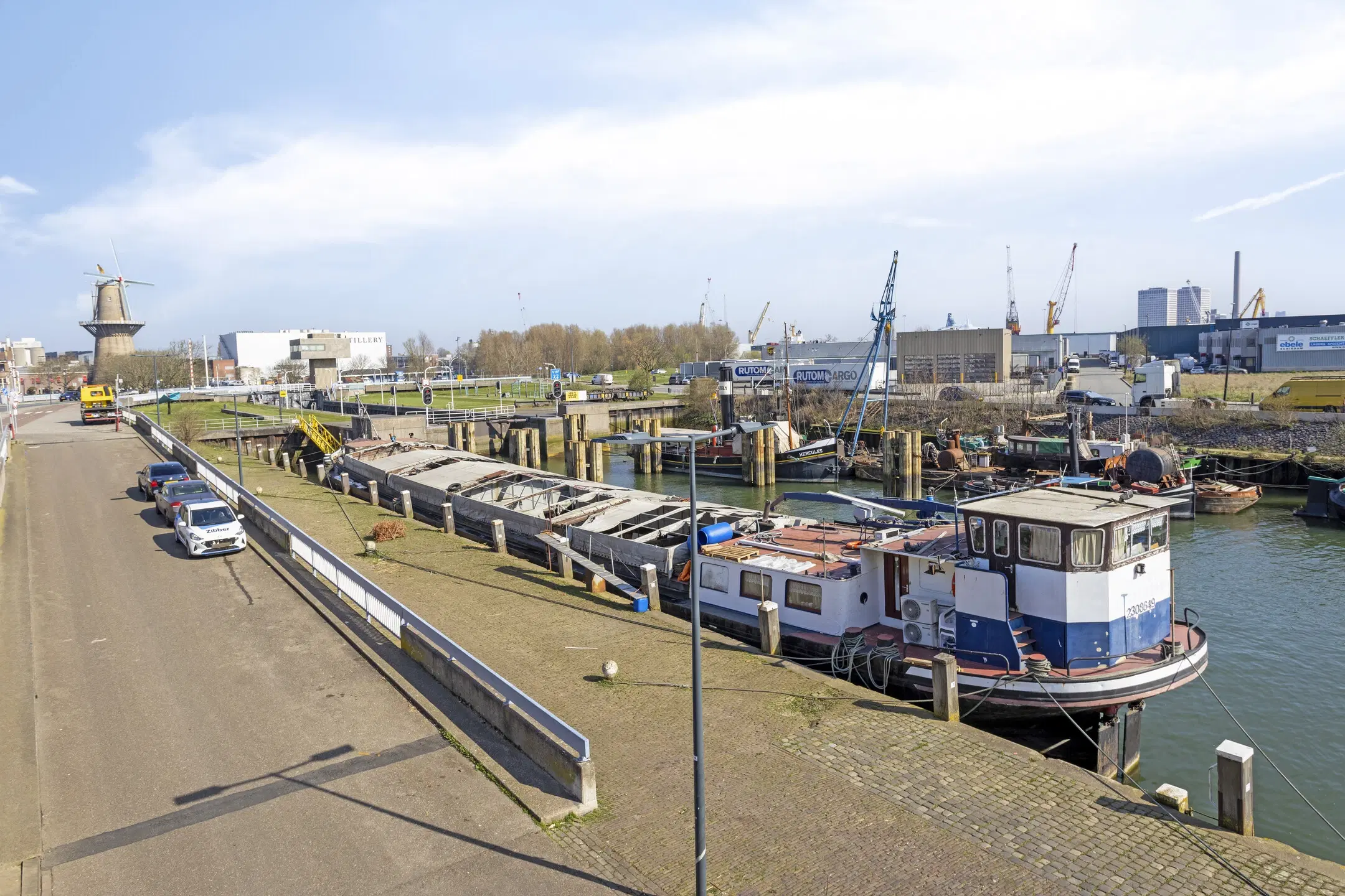 Motorschip 'Gigant' te Schiedam