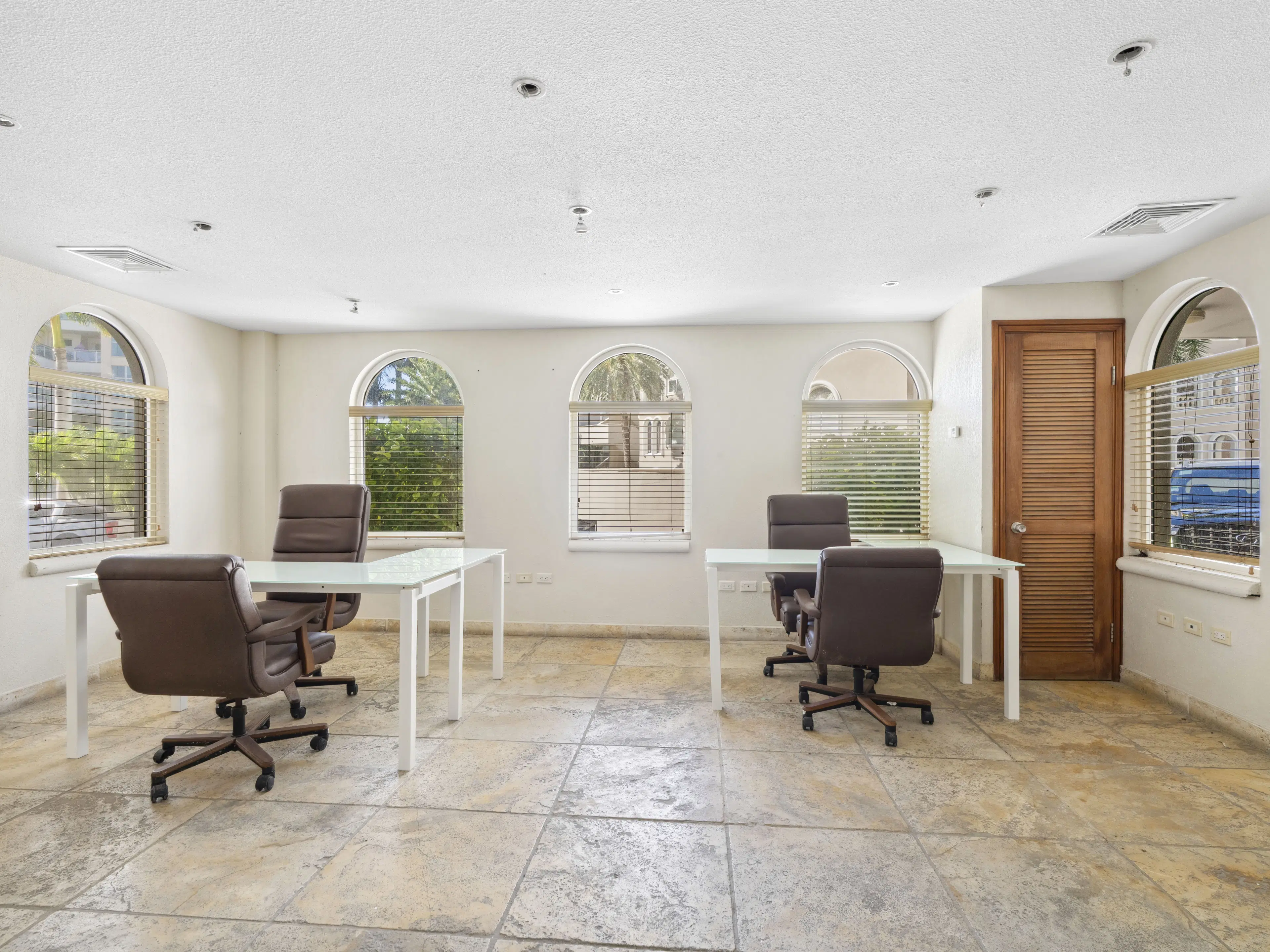 Lobby / Kantoor (A-3) gelegen in Tower Building van Rainbow Beach Club te Cupecoy (Sint Maarten)