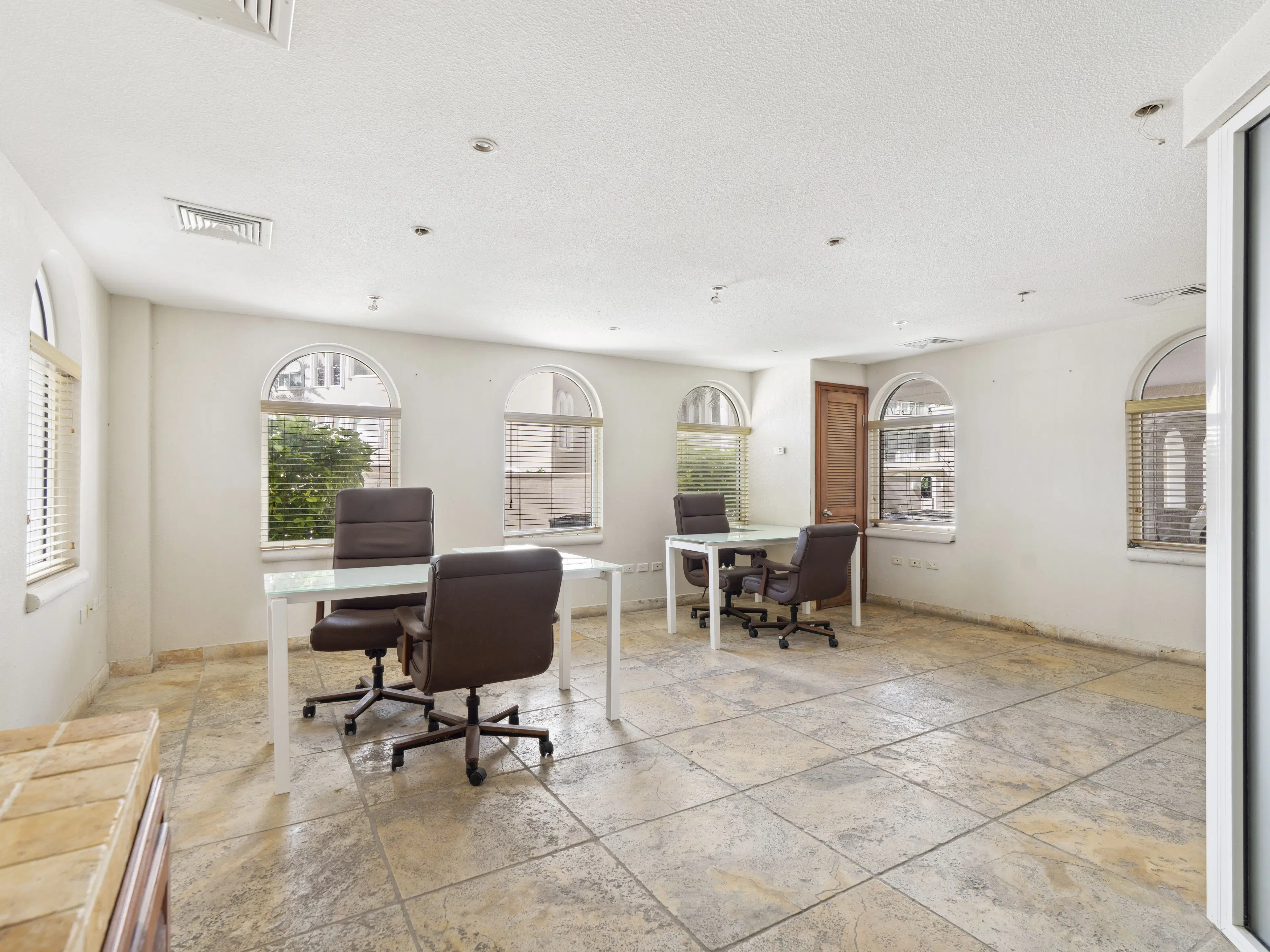 Lobby / Kantoor (A-3) gelegen in Tower Building van Rainbow Beach Club te Cupecoy (Sint Maarten)