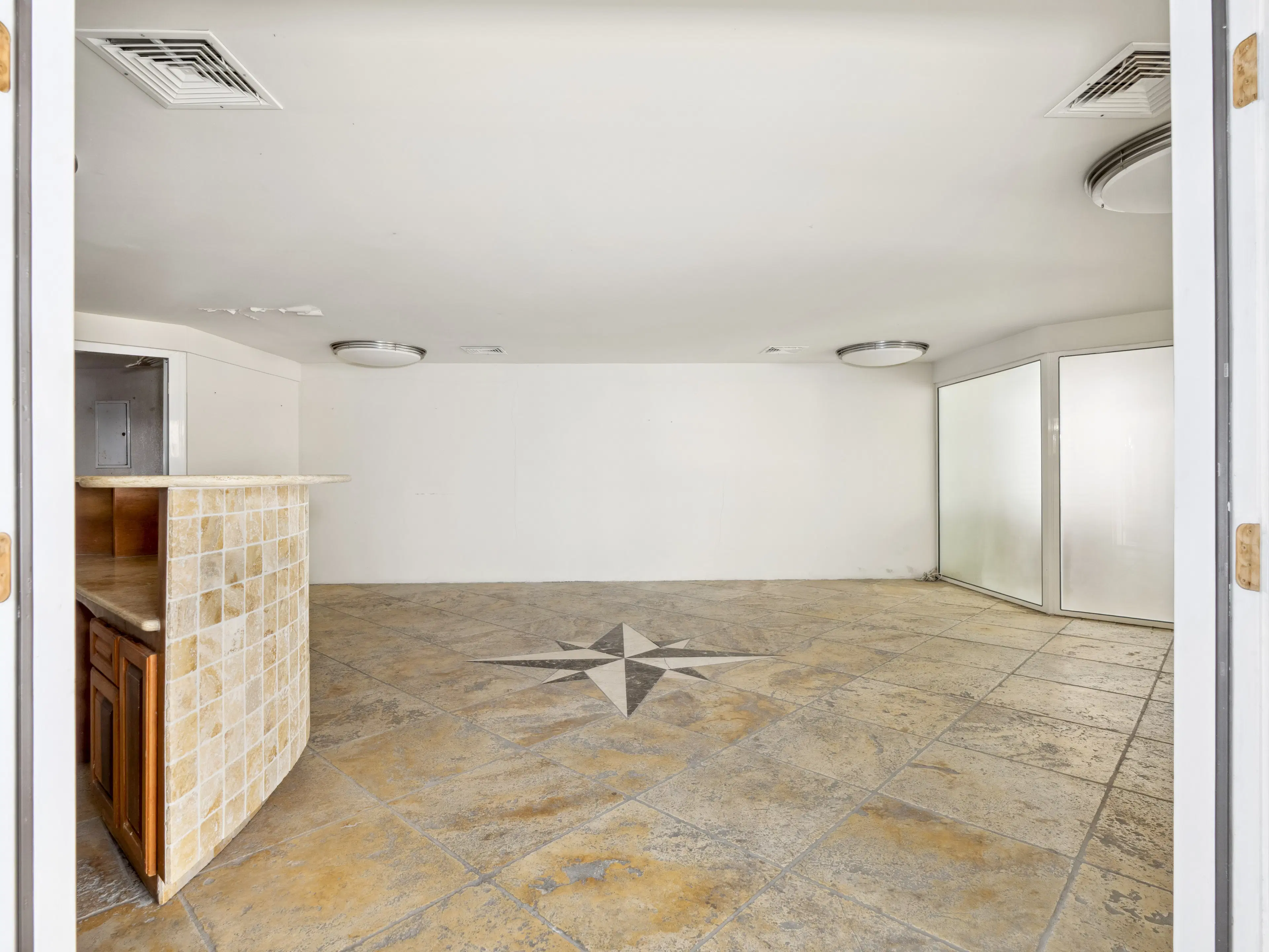 Lobby / Kantoor (A-3) gelegen in Tower Building van Rainbow Beach Club te Cupecoy (Sint Maarten)