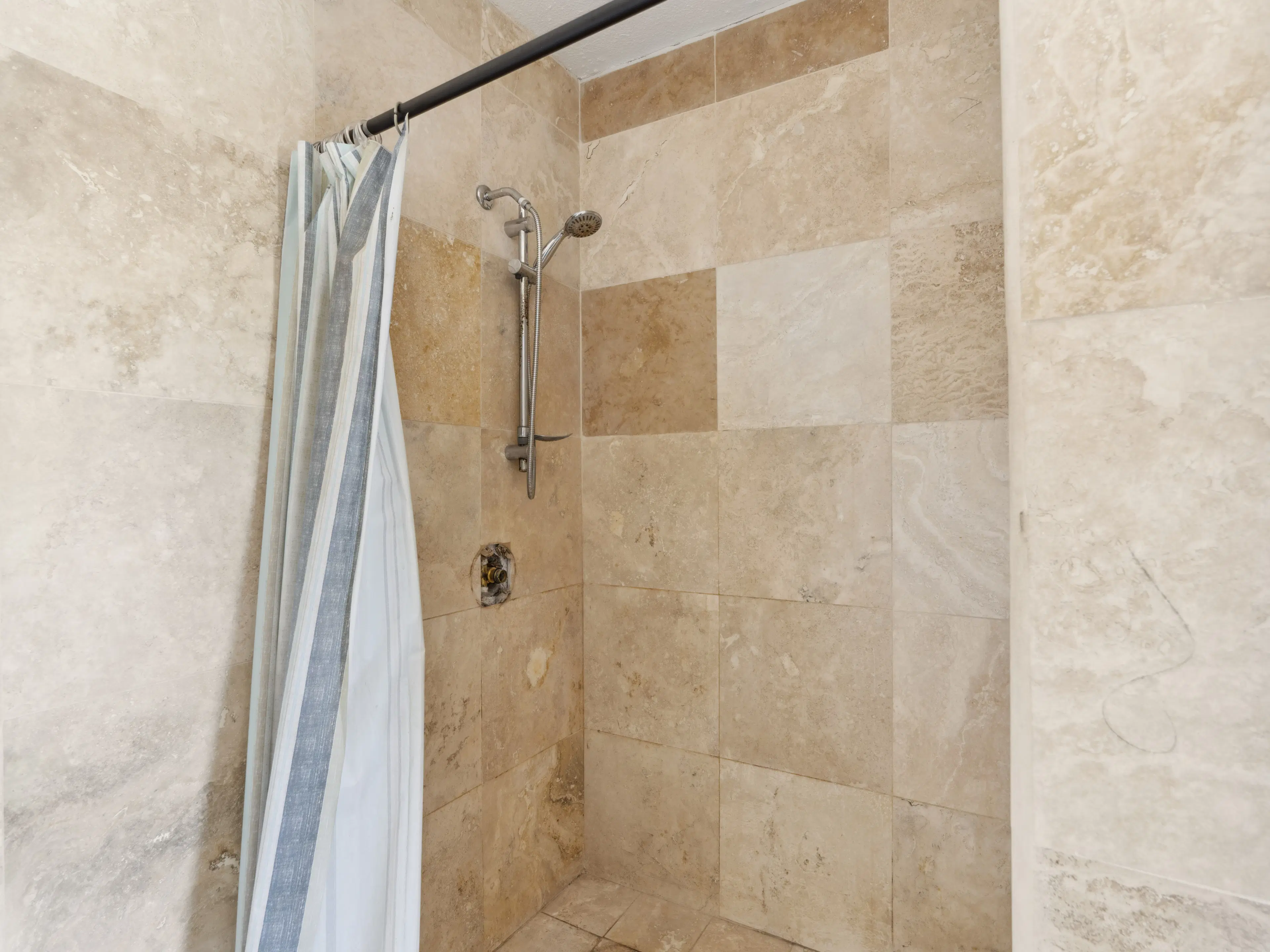 3 parking studio apartment units (A-13) gelegen in Tower Building van Rainbow Beach Club te Cupecoy (Sint Maarten)