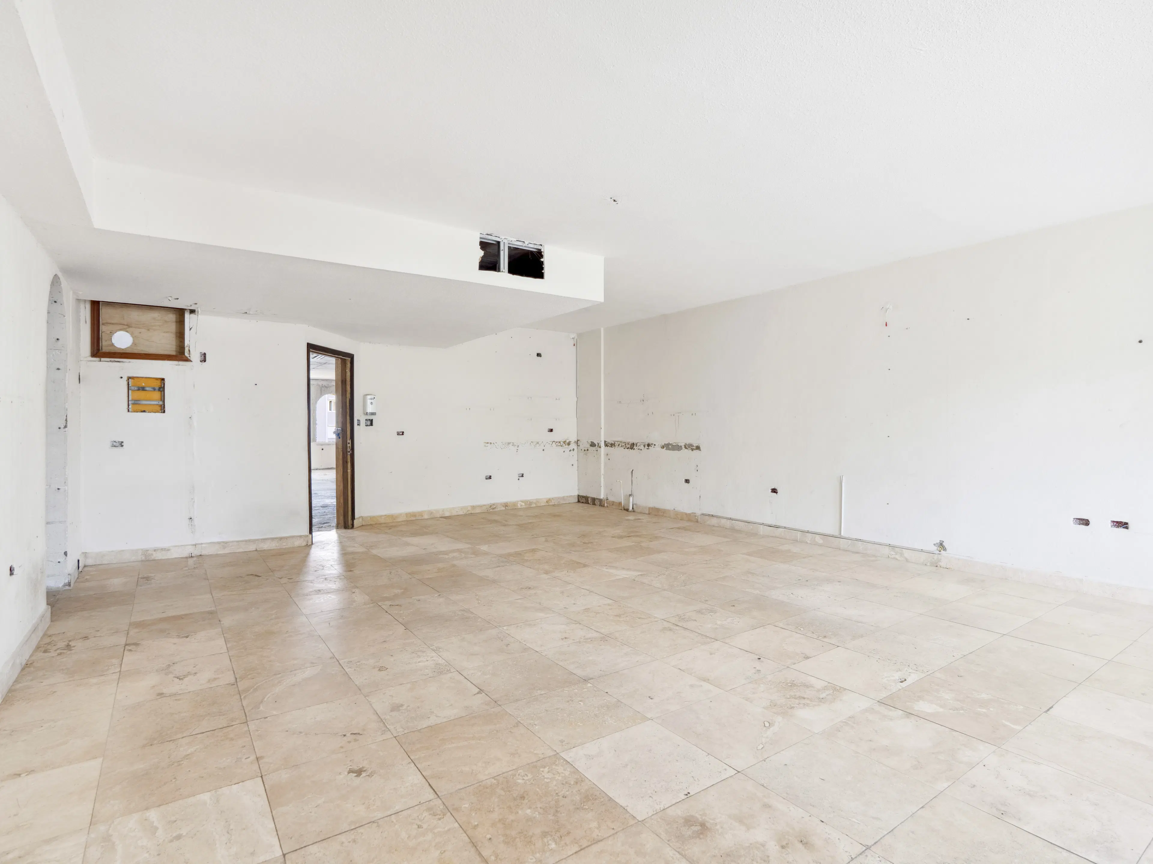 3 parking studio apartment units (A-13) gelegen in Tower Building van Rainbow Beach Club te Cupecoy (Sint Maarten)