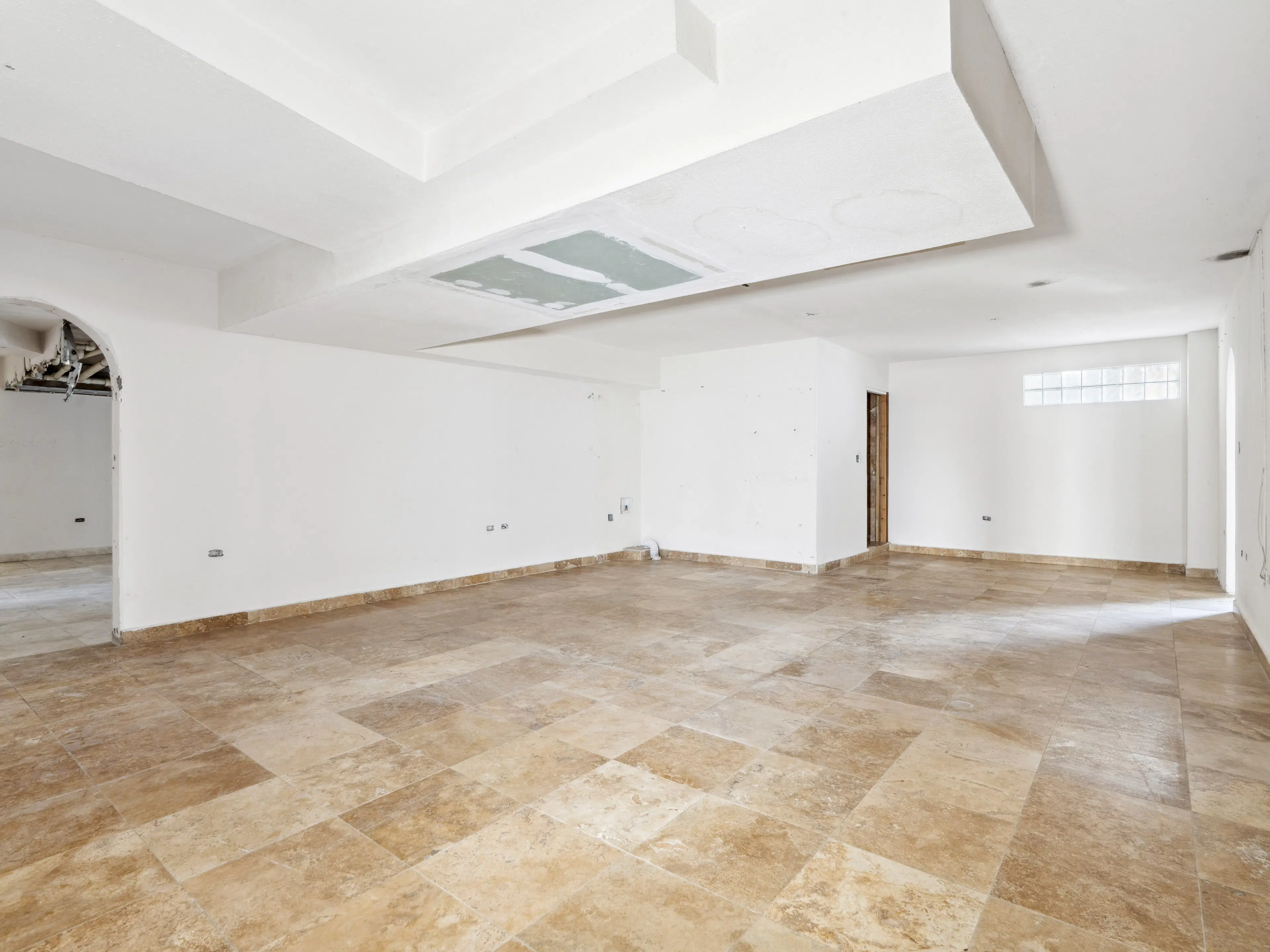 3 parking studio apartment units (A-13) gelegen in Tower Building van Rainbow Beach Club te Cupecoy (Sint Maarten)