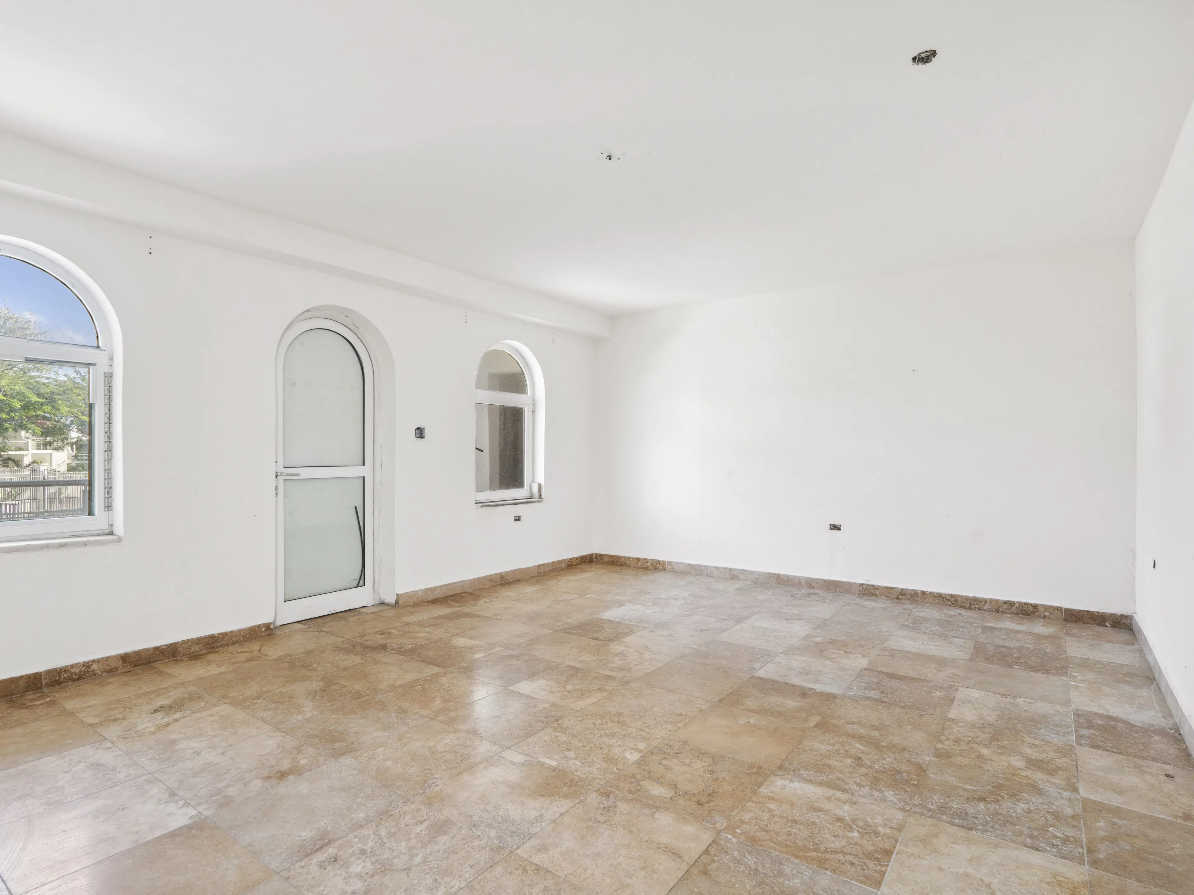3 parking studio apartment units (A-13) gelegen in Tower Building van Rainbow Beach Club te Cupecoy (Sint Maarten)
