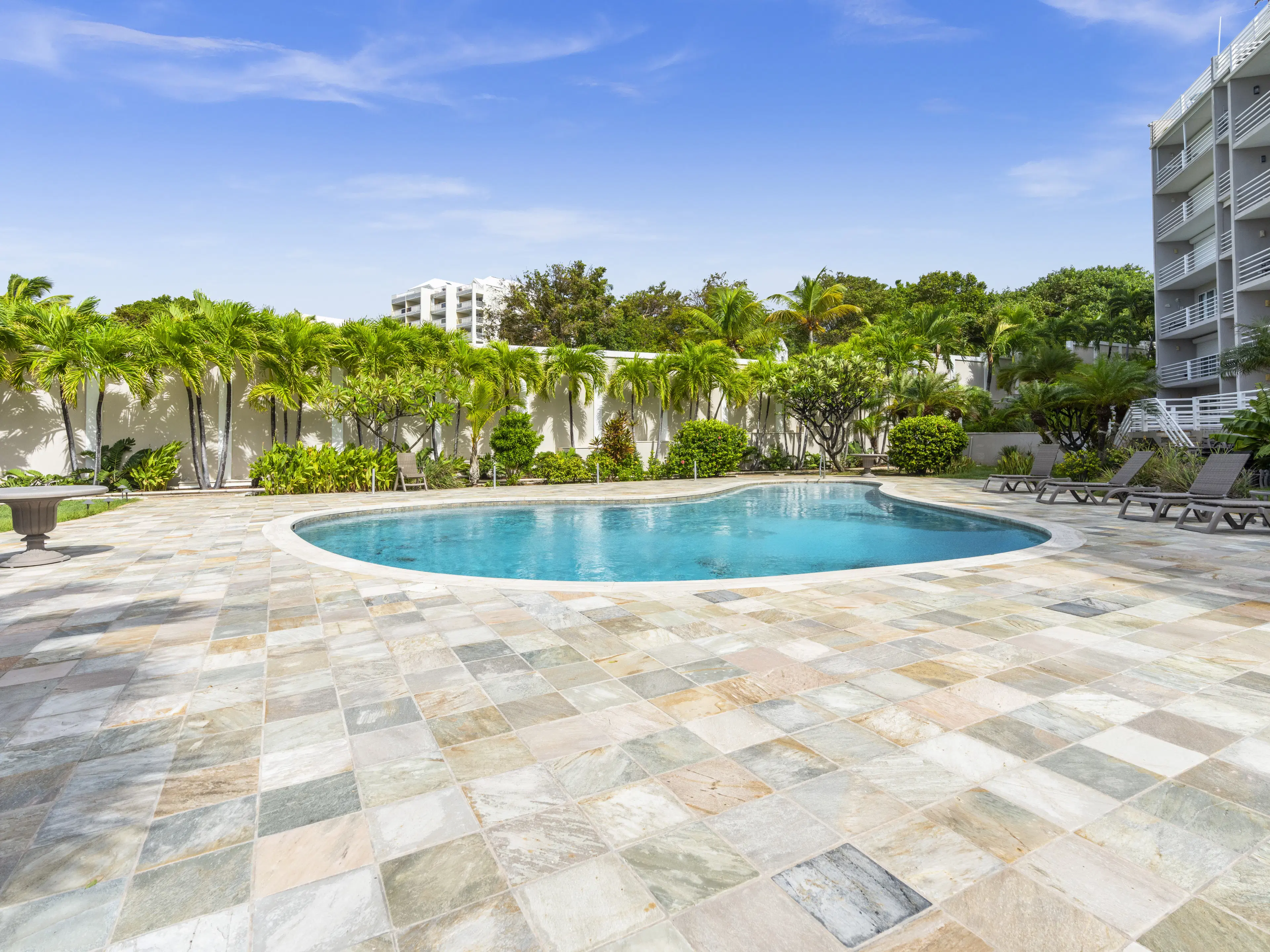 3 parking studio apartment units (A-13) gelegen in Tower Building van Rainbow Beach Club te Cupecoy (Sint Maarten)