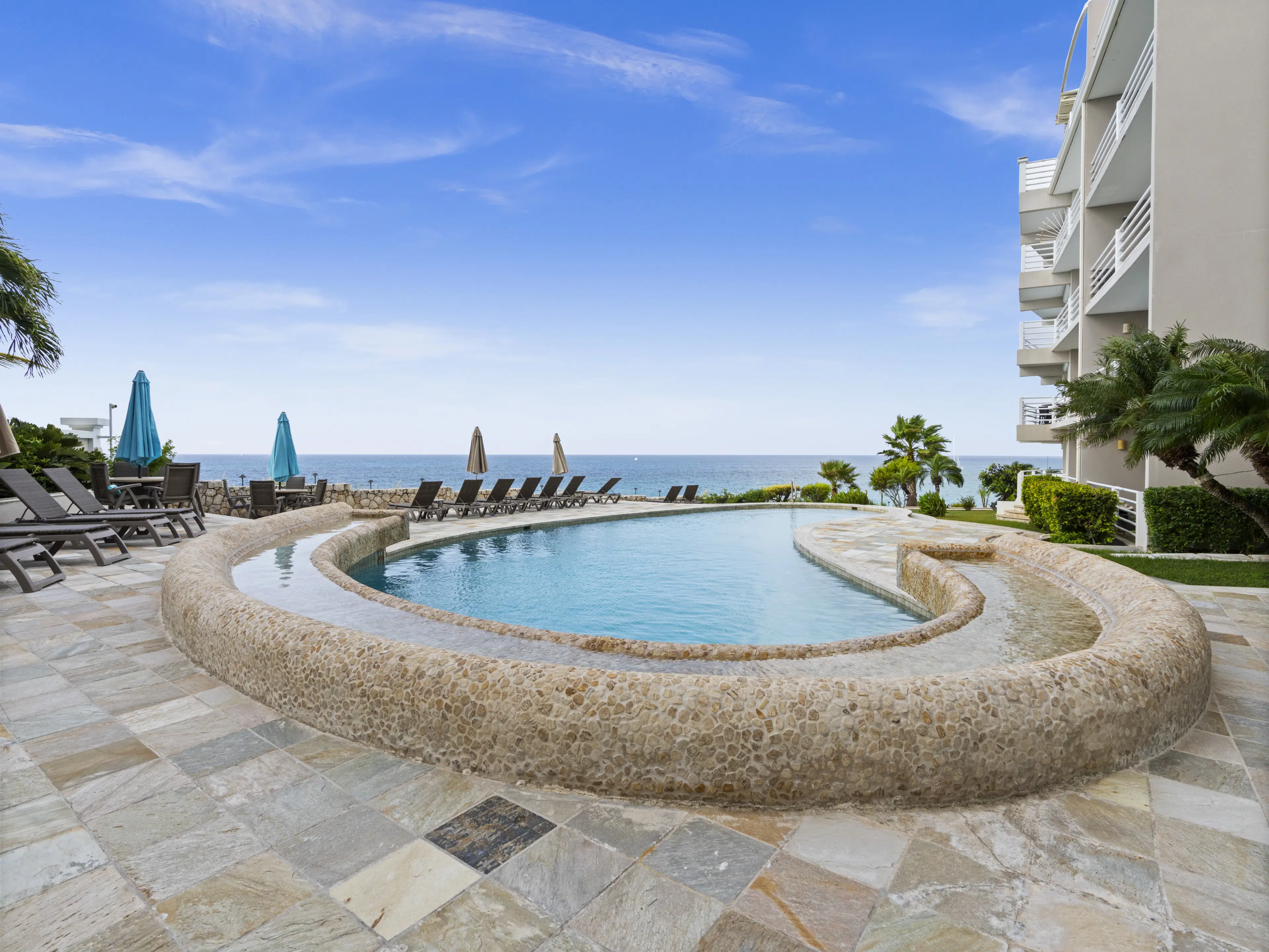 3 parking studio apartment units (A-13) gelegen in Tower Building van Rainbow Beach Club te Cupecoy (Sint Maarten)