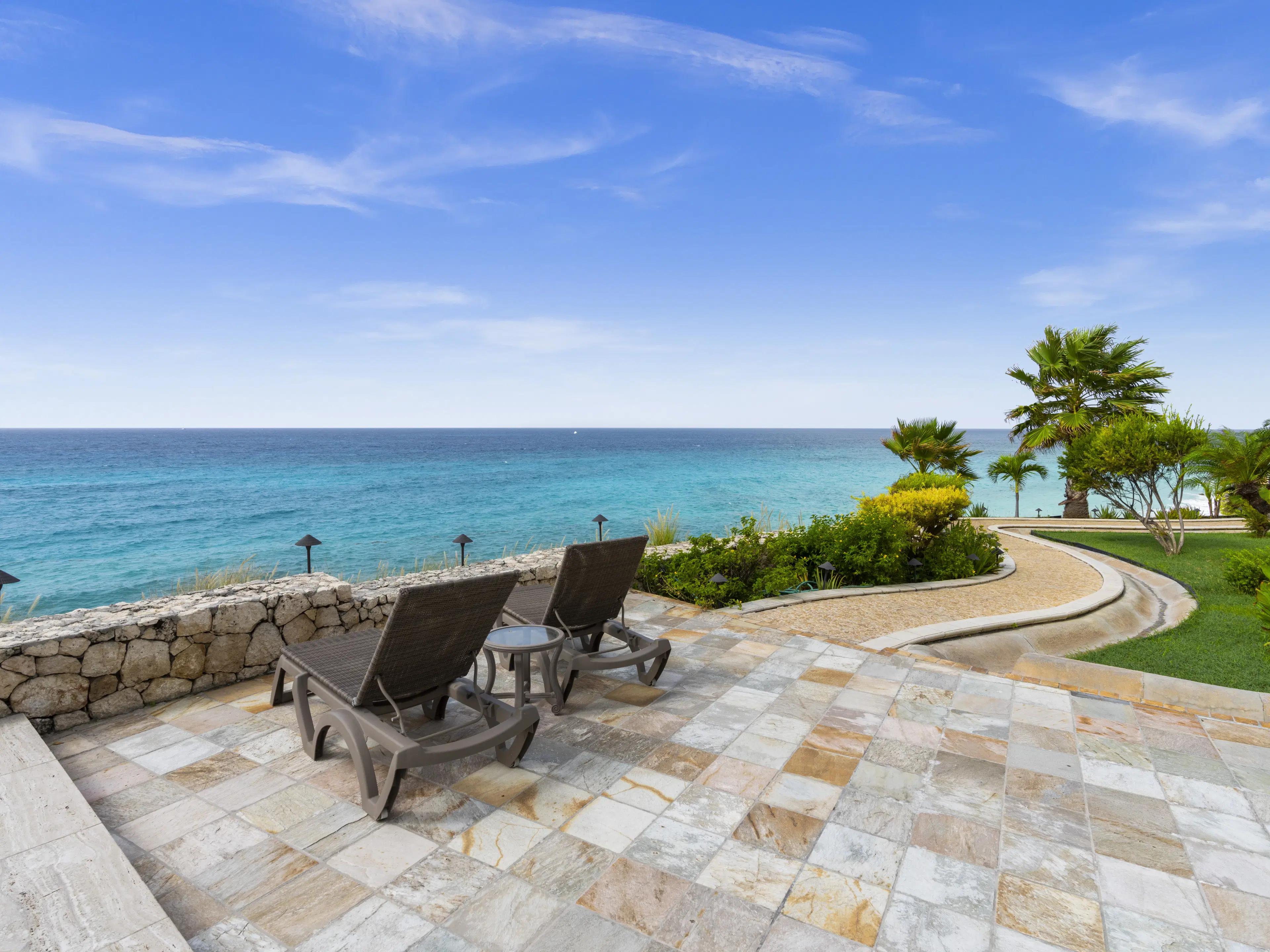 3 parking studio apartment units (A-13) gelegen in Tower Building van Rainbow Beach Club te Cupecoy (Sint Maarten)