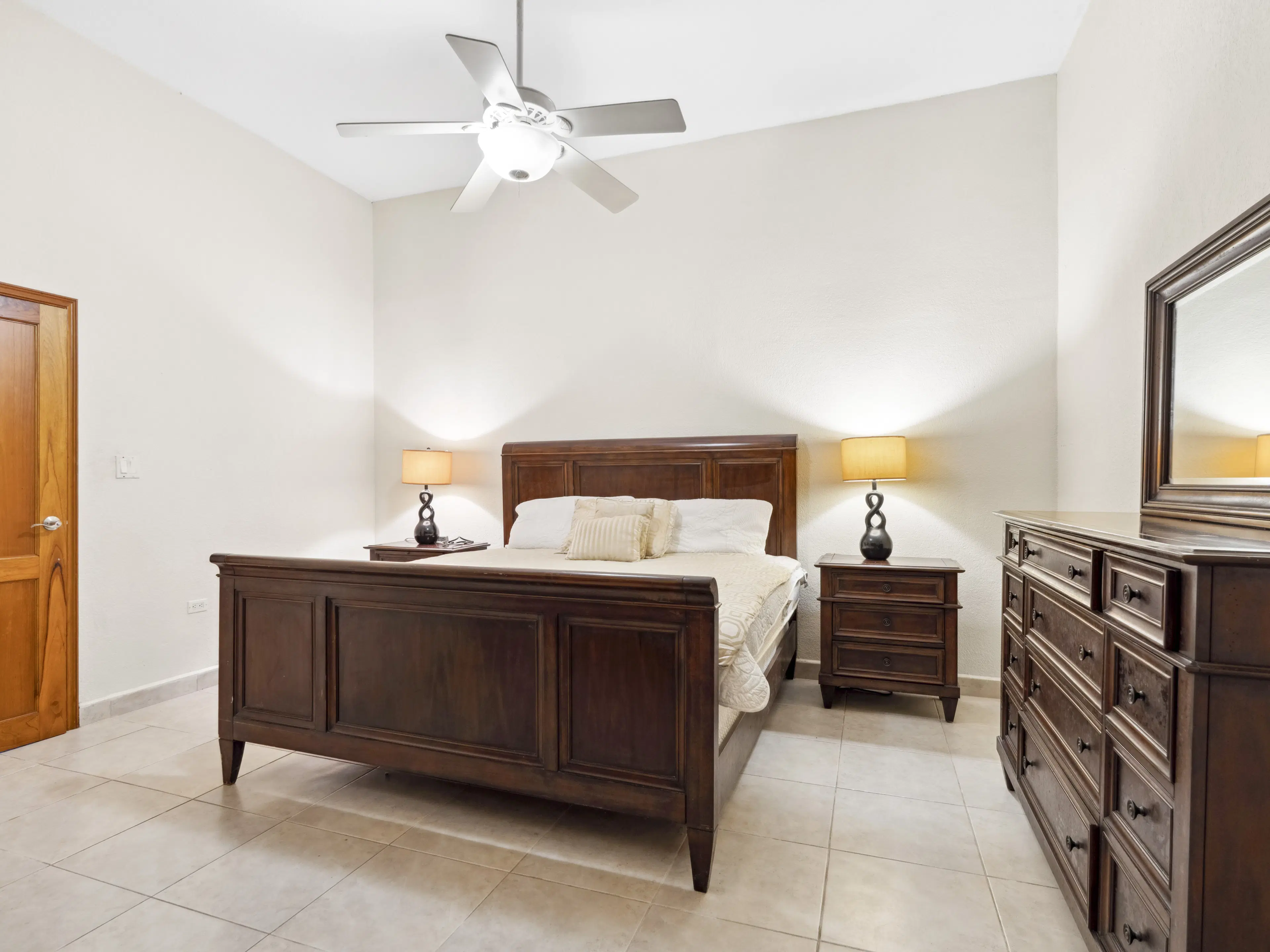 Apartment (G-17/A-24) gelegen in Tower Building van Rainbow Beach Club te Cupecoy (Sint Maarten)