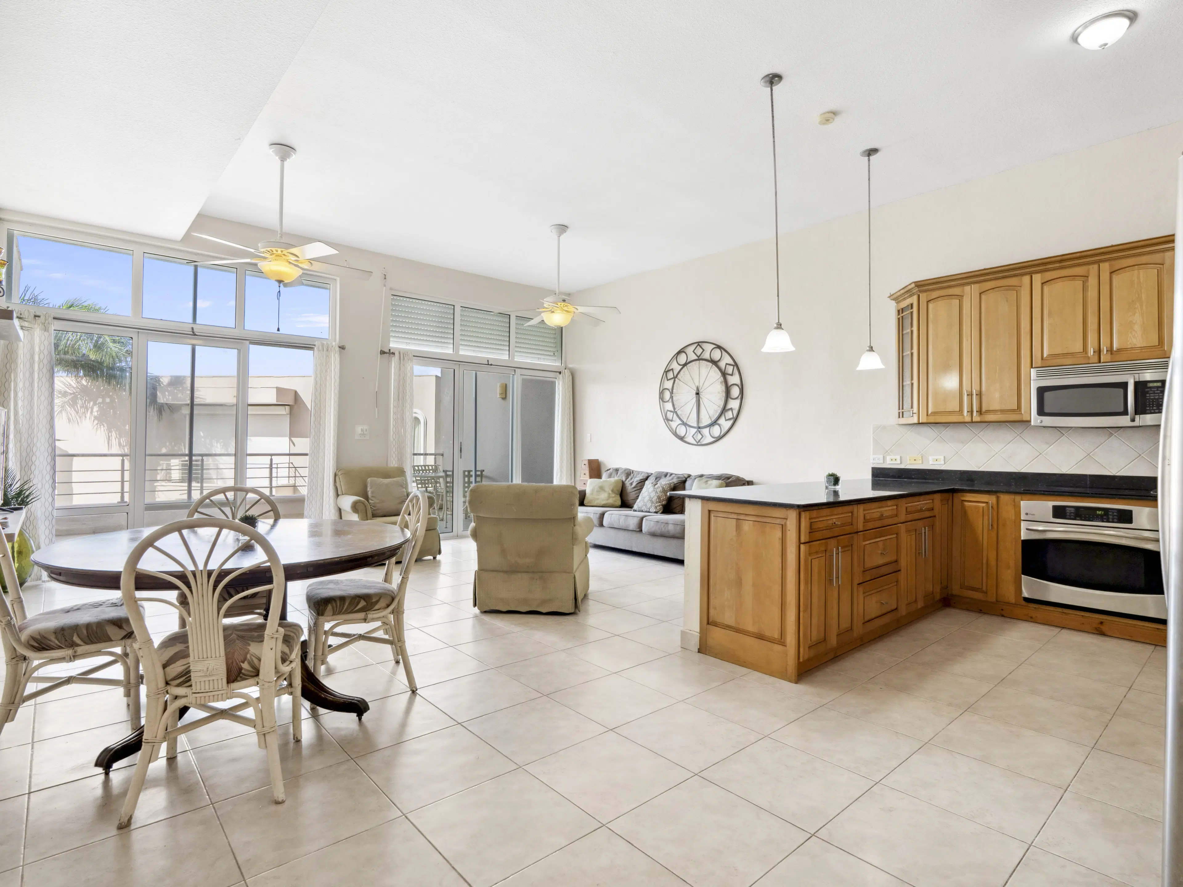 Apartment (G-17/A-24) gelegen in Tower Building van Rainbow Beach Club te Cupecoy (Sint Maarten)