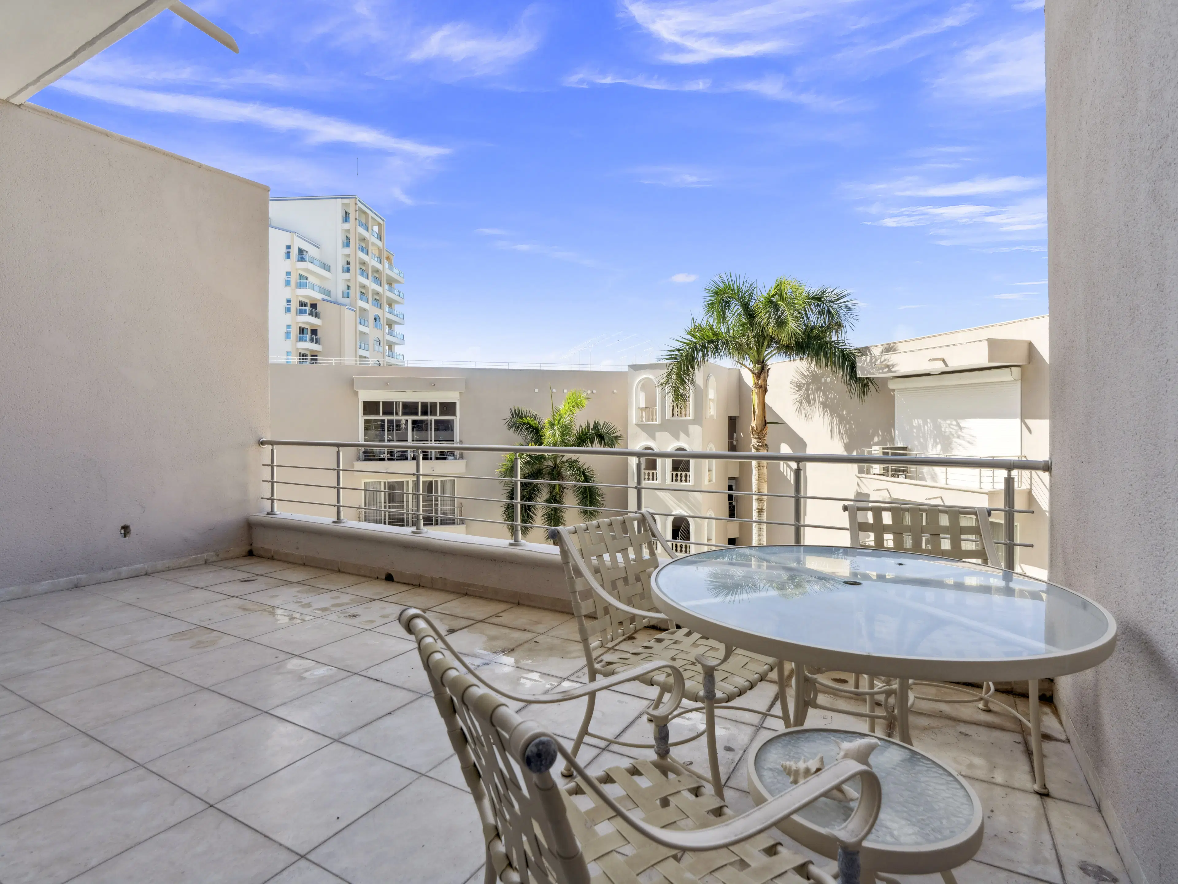 Apartment (G-17/A-24) gelegen in Tower Building van Rainbow Beach Club te Cupecoy (Sint Maarten)