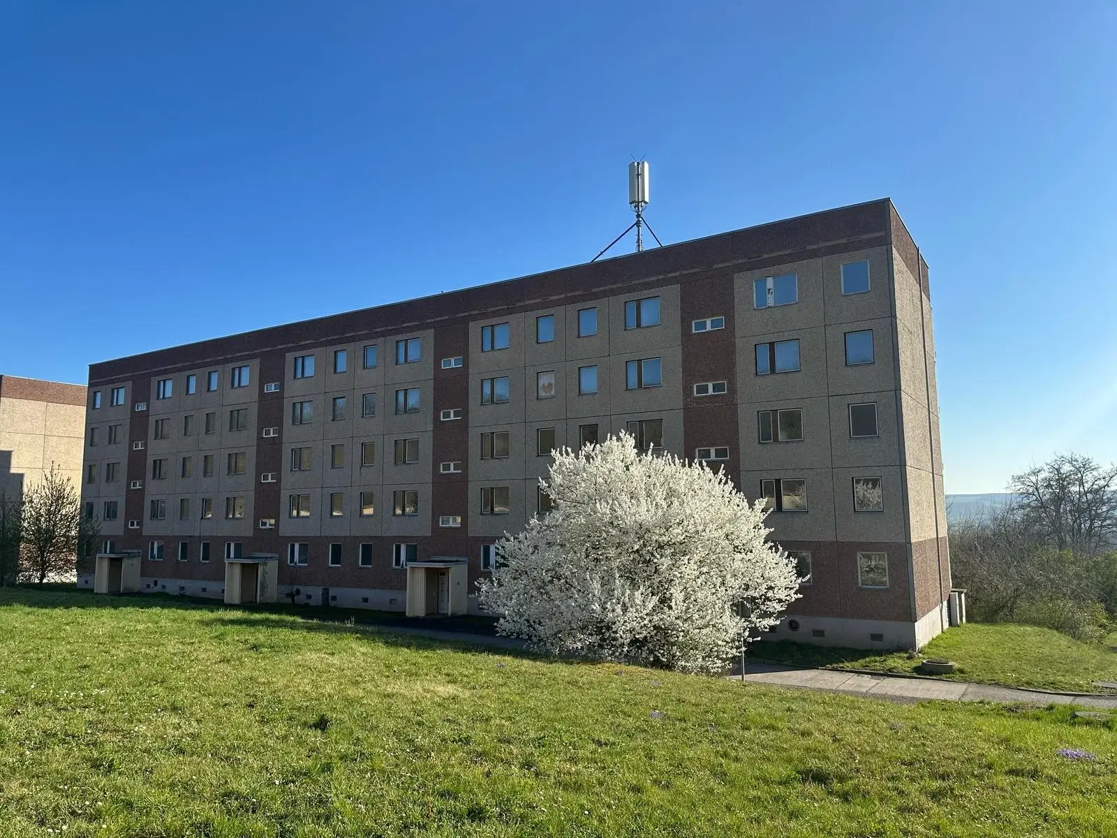 40 appartementen, bouwjaar 1987, op 2.378 m² perceel met parkzicht in Wiehe Halle, Leipzig - Duitsland