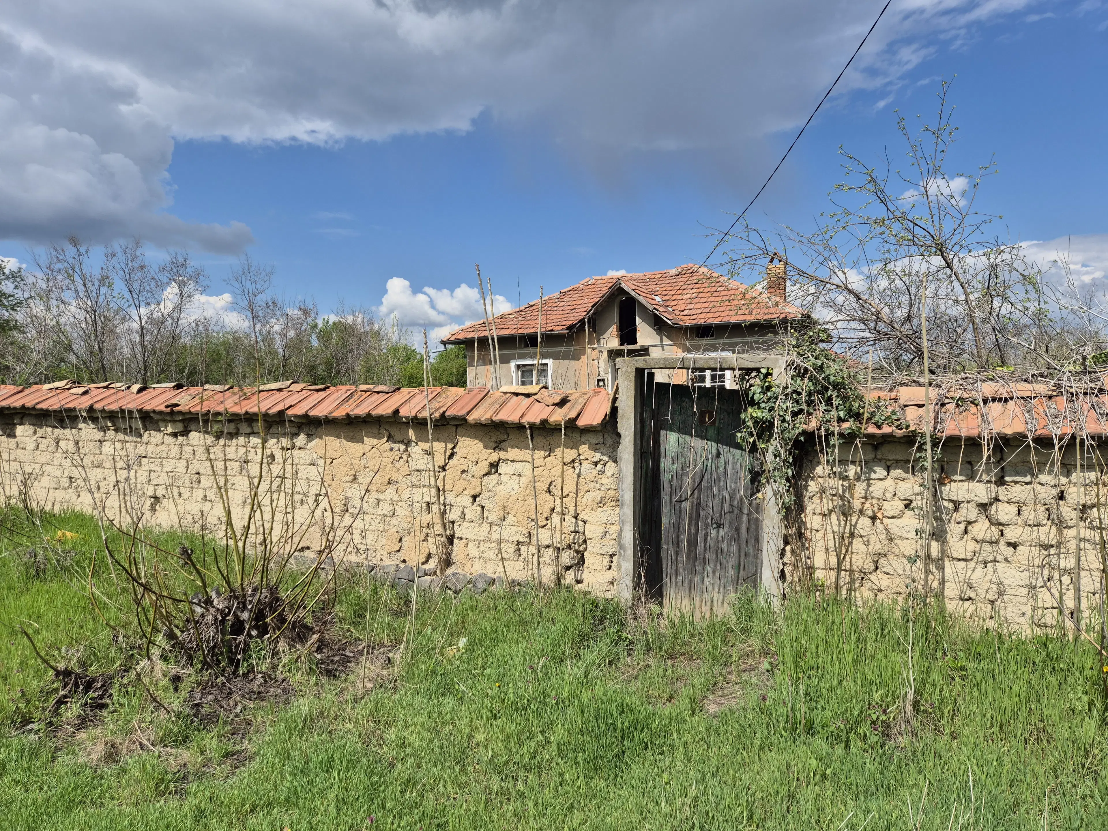 Huis + bijgebouw + 1.700 m² grond in Chervena, Veliko Tarnovo - Bulgarije